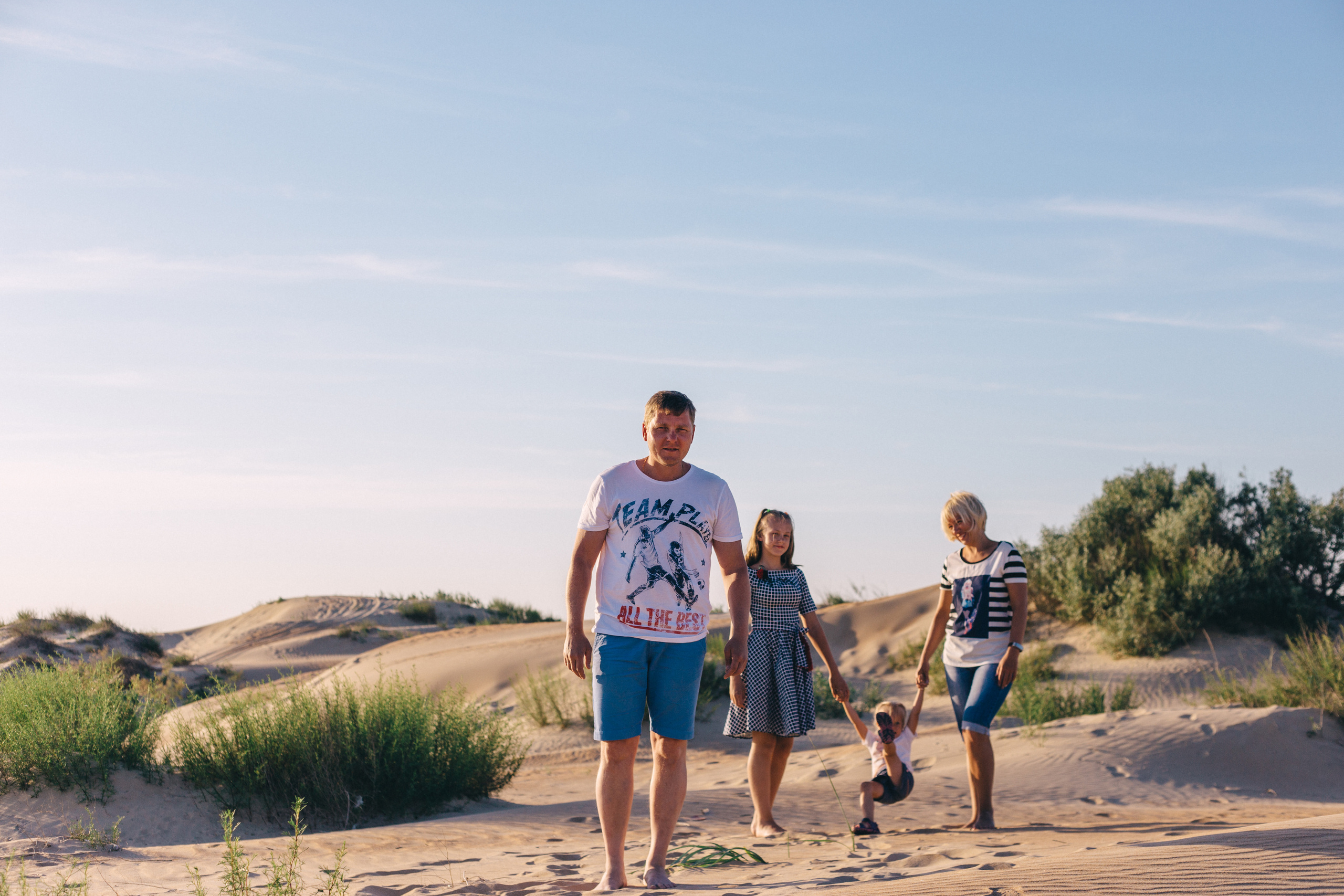 Вечерняя прогулка вдоль берега моря. Семейный фотограф, свадебный фотограф, детский фотограф в Краснодаре А
