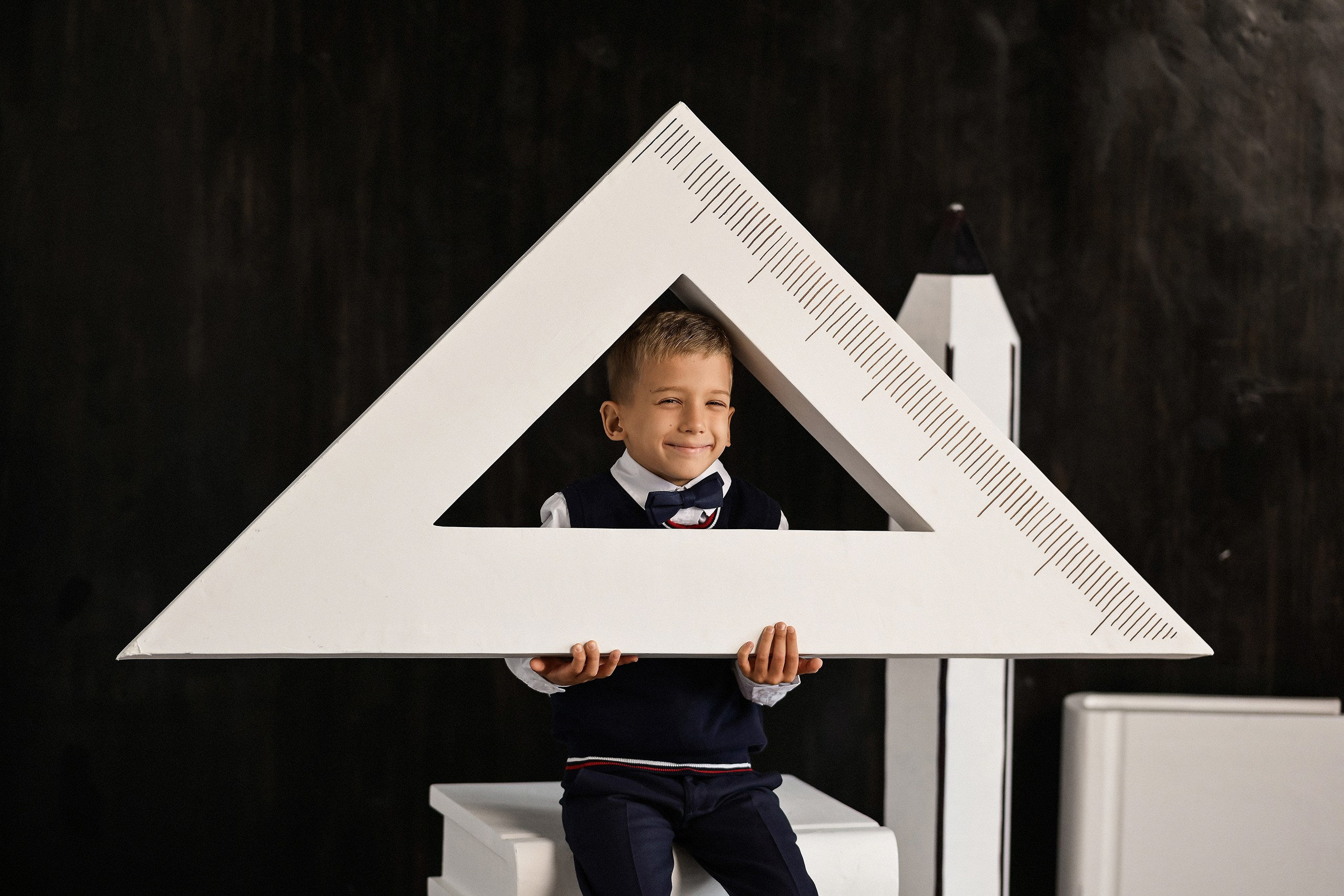 Фотосессия первоклассника перед школой на 1 сентября в Красноярске. 📸 Свадебный и семейный фотограф в Красноярске Тихомиров Евгений | 17 лет опыта | 800+ свадеб