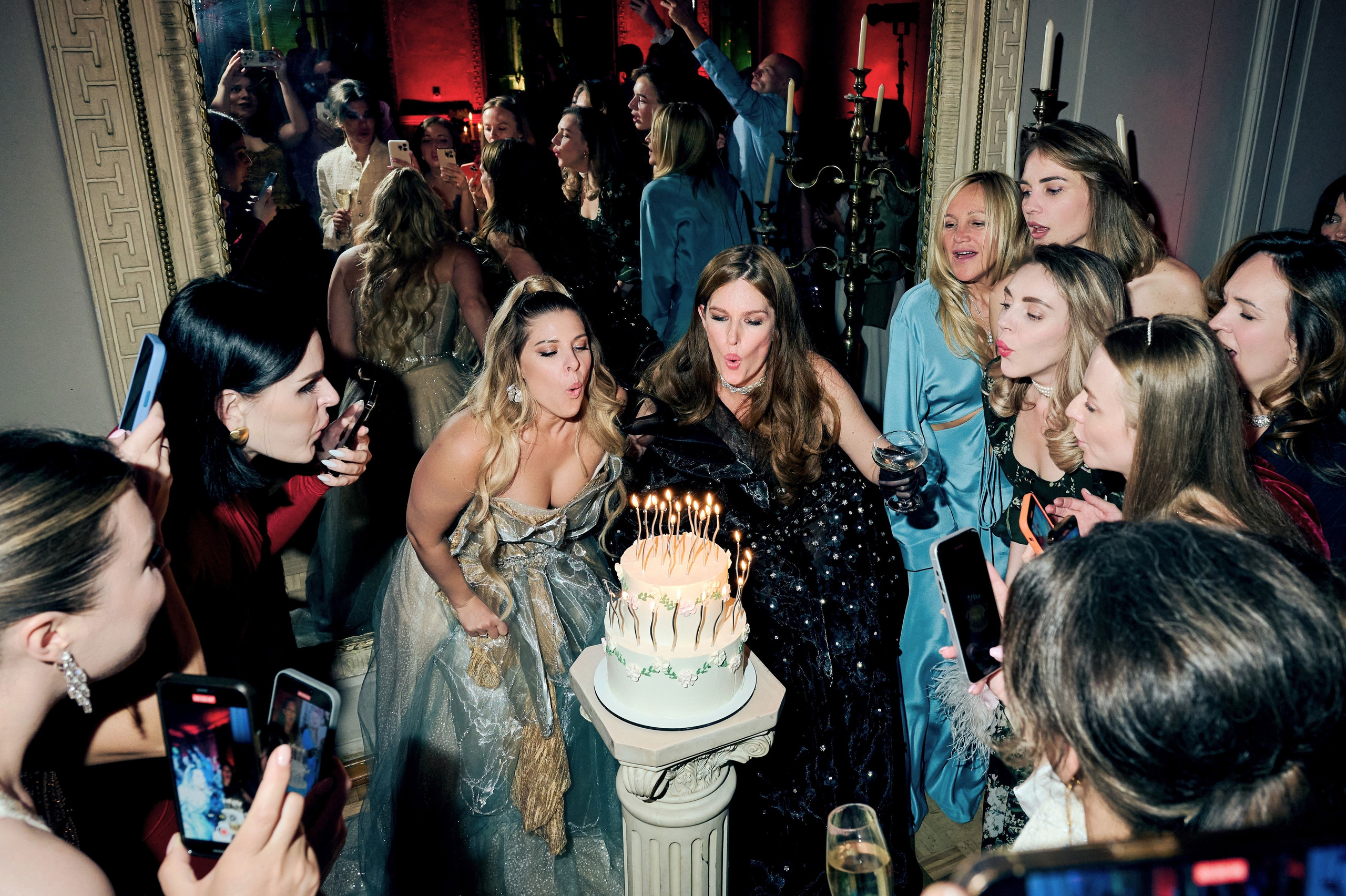 Люди на торжественном мероприятии, групповой портрет, живое событие фотография