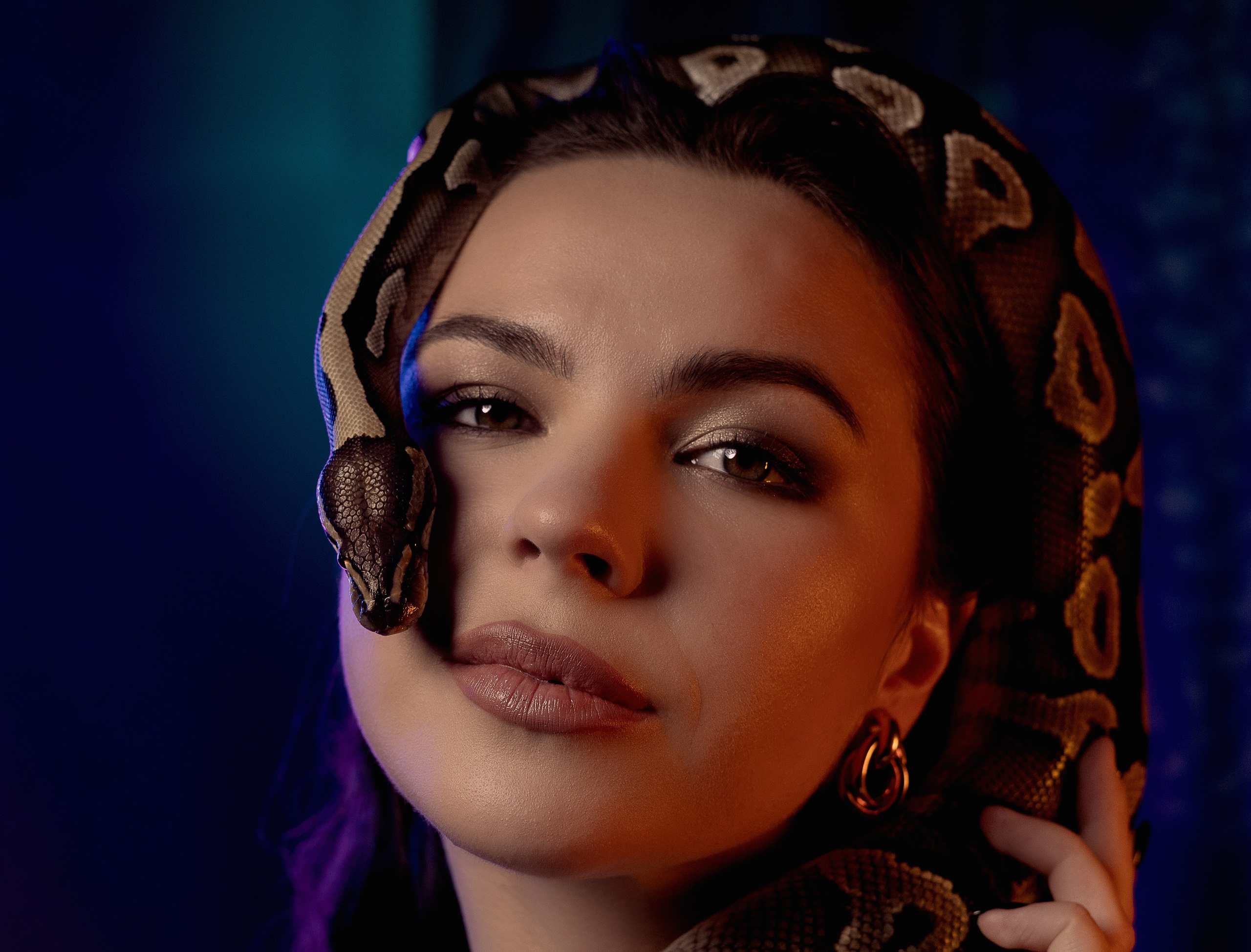 Виктория. Фотосессия в студии со змеей. Портретный фотограф Панферова Регина г. Санкт-Петербург, г. Казань