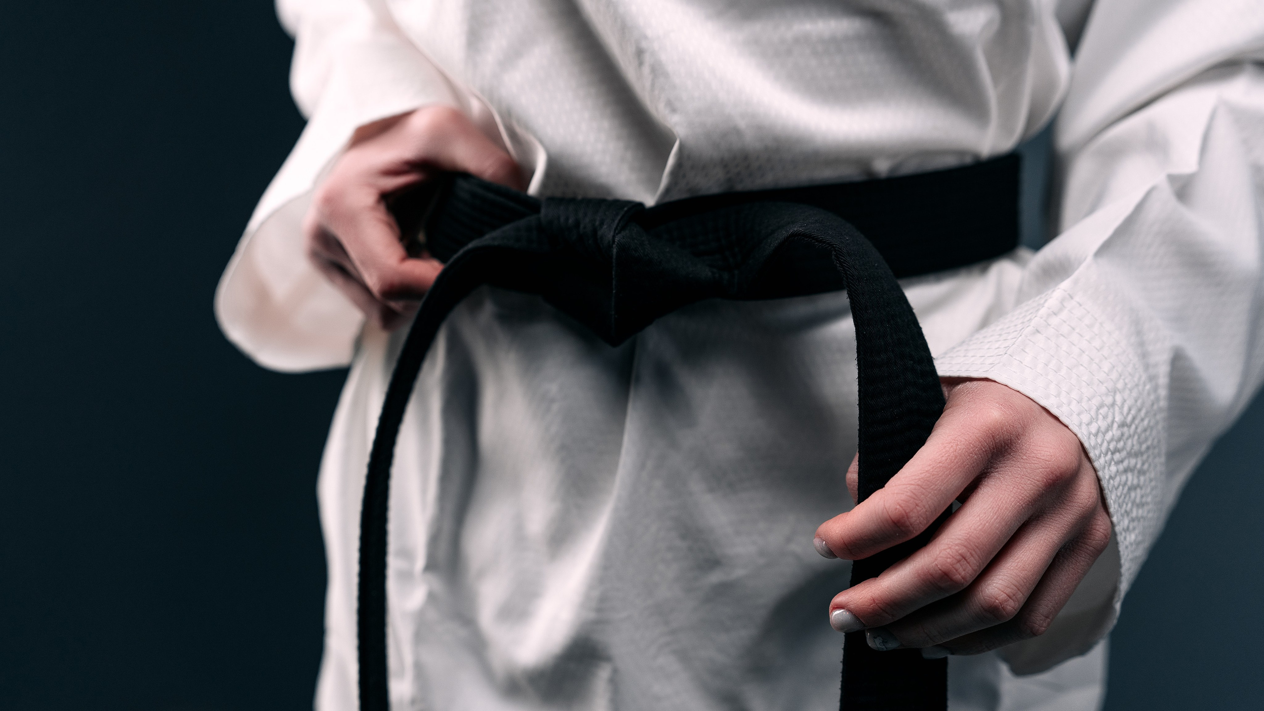 Девушка тхэквондистка держит черный пояс в руках. Фотограф в Воронеже Роман Янко.