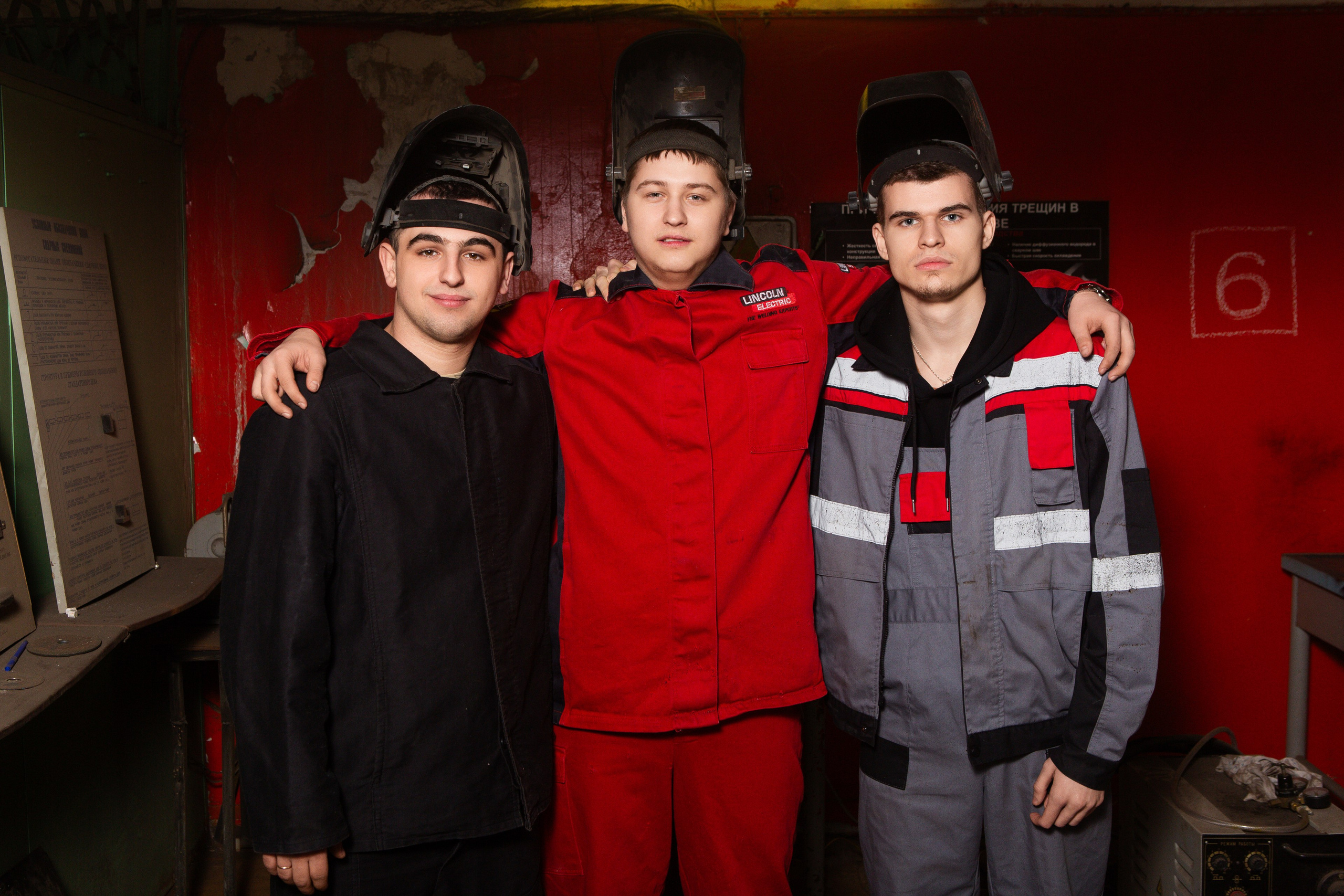 Фотосессия в Цеху для Выпускников Сварочного Производства | Твой Альбом Мценск. ТВОЙ АЛЬБОМ / ТВОИ ПРАВИЛА