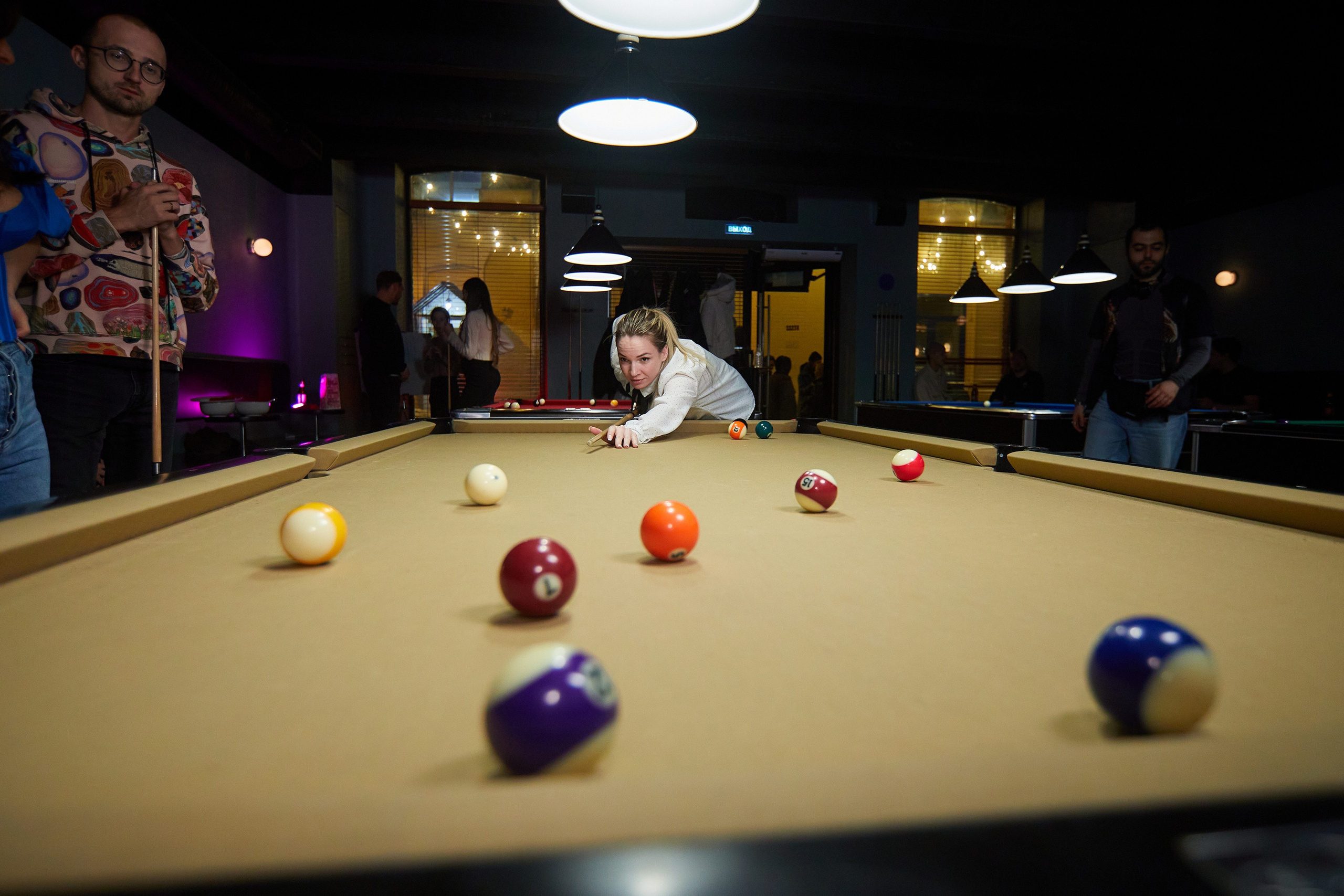 День Рождения в баре «Круглый шар». Александр Осин — корпоративный и семейный фотограф в Москве