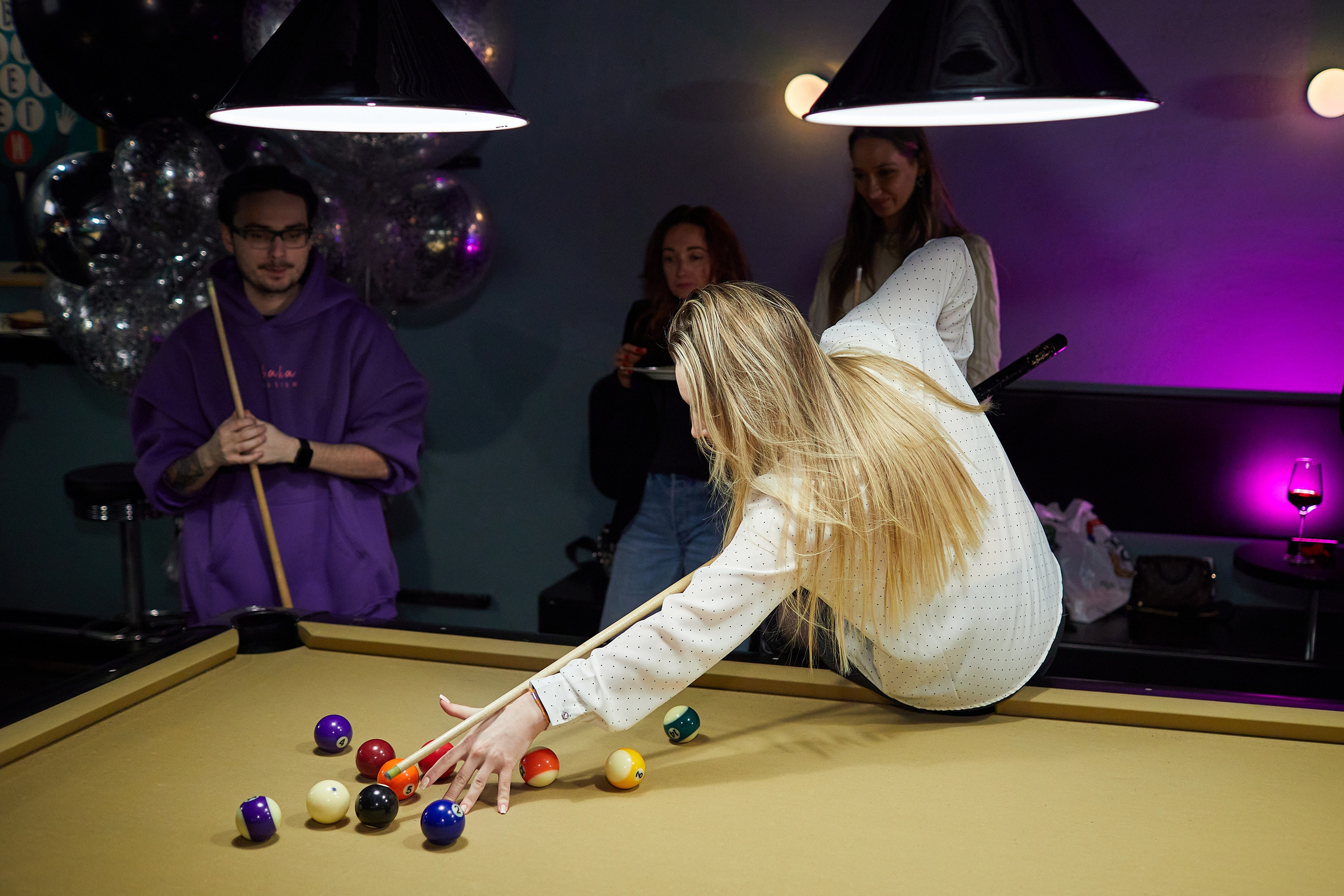 День Рождения в баре «Круглый шар». Александр Осин — корпоративный и семейный фотограф в Москве