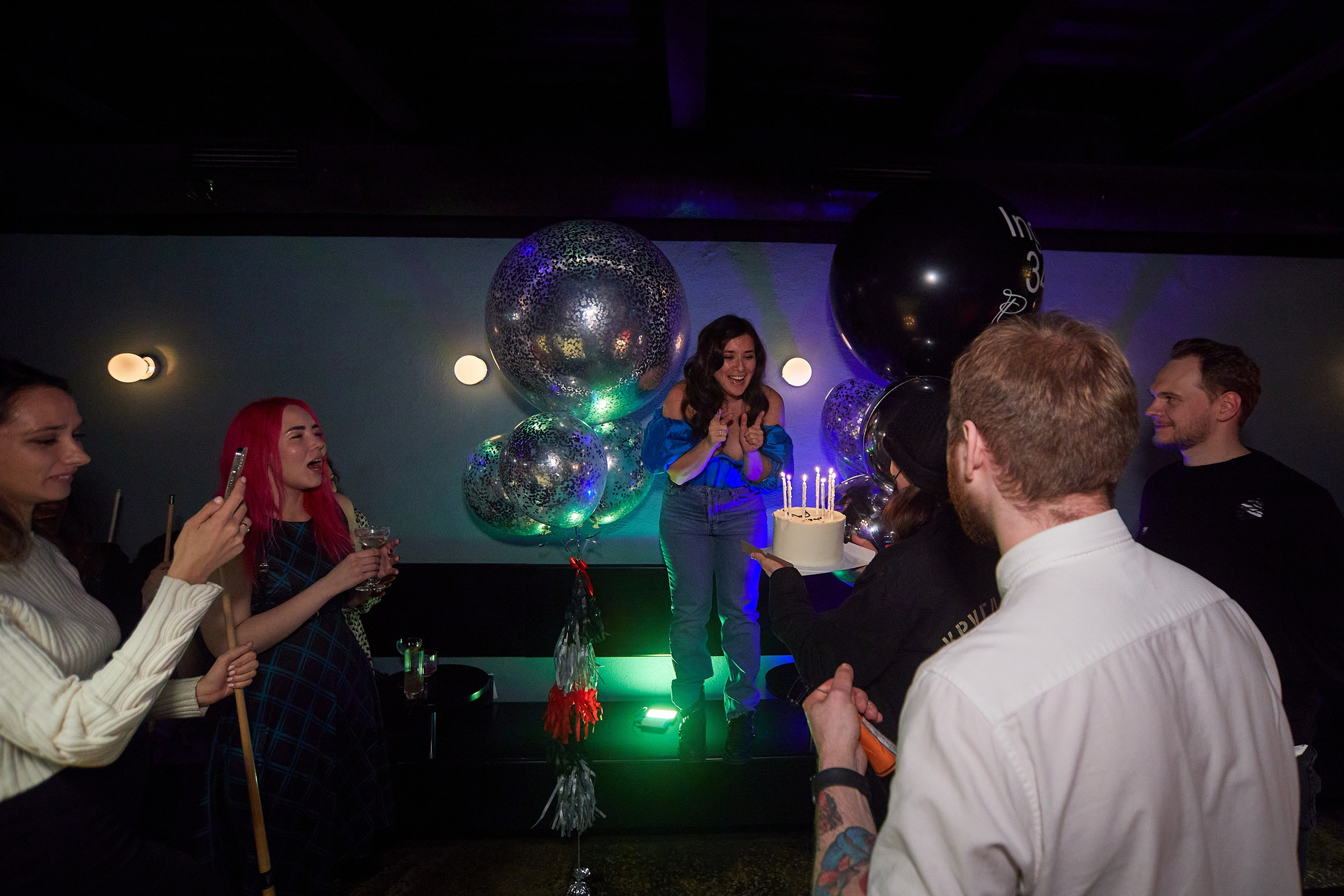 День Рождения в баре «Круглый шар». Александр Осин — корпоративный и семейный фотограф в Москве