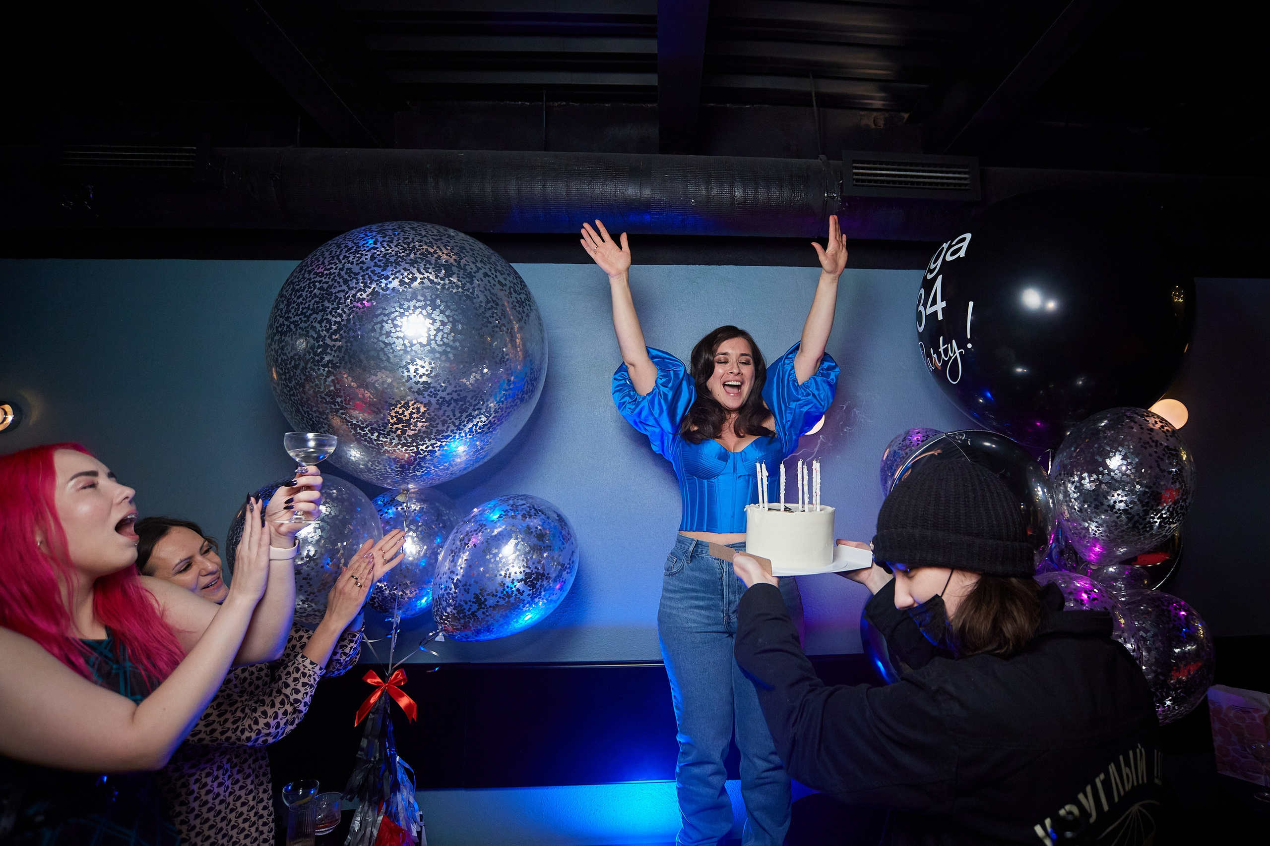 День Рождения в баре «Круглый шар». Александр Осин — корпоративный и семейный фотограф в Москве