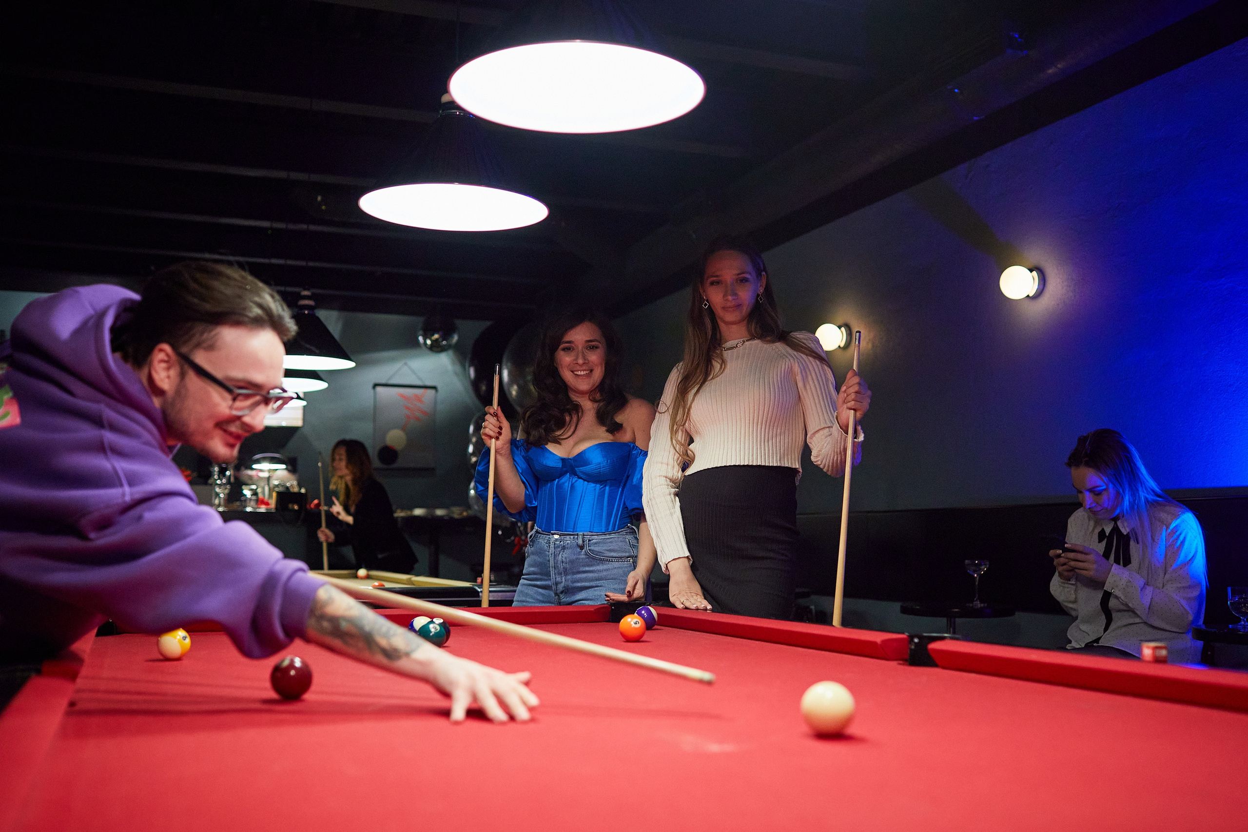 День Рождения в баре «Круглый шар». Александр Осин — корпоративный и семейный фотограф в Москве