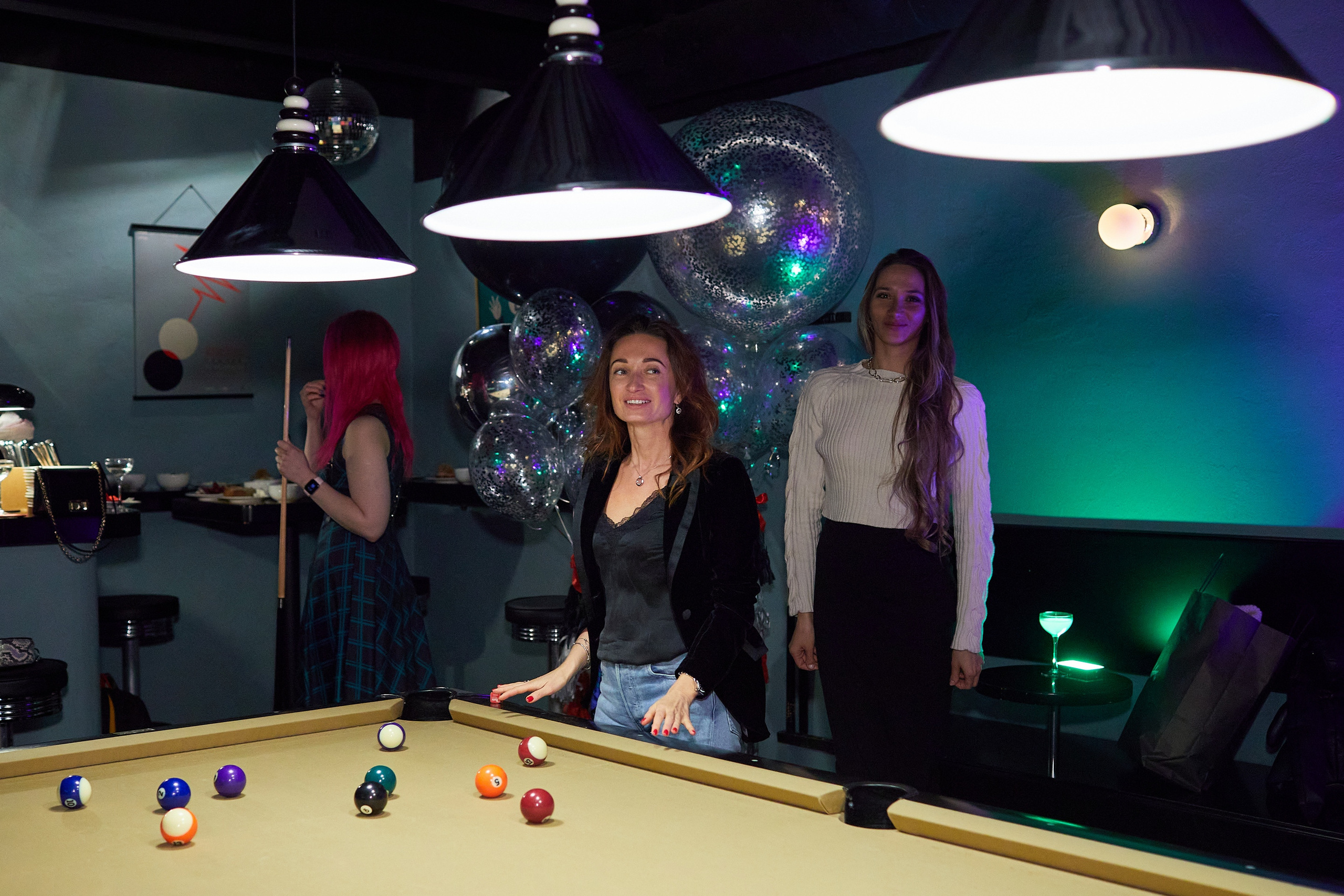 День Рождения в баре «Круглый шар». Александр Осин — корпоративный и семейный фотограф в Москве