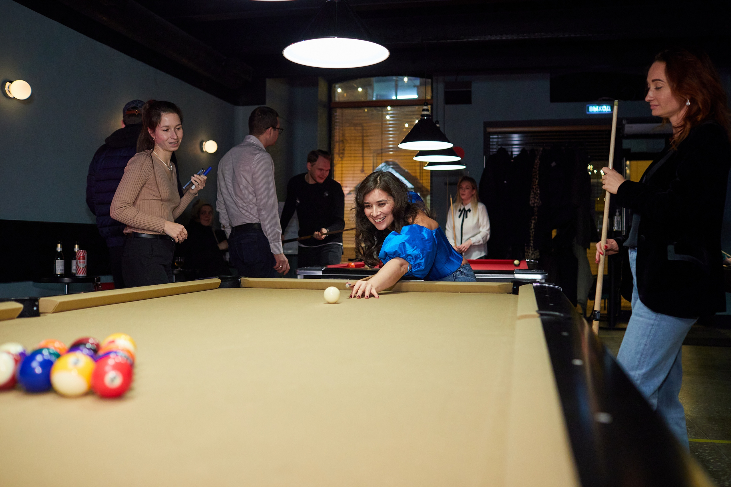 День Рождения в баре «Круглый шар». Александр Осин — корпоративный и семейный фотограф в Москве