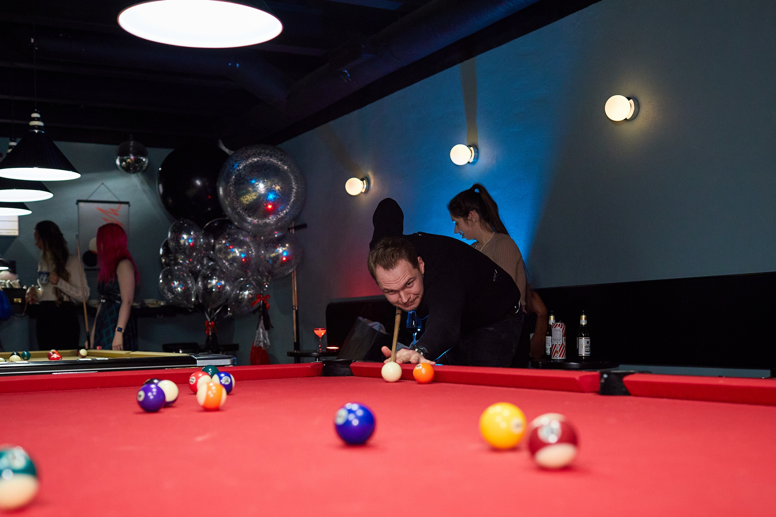 День Рождения в баре «Круглый шар». Александр Осин — корпоративный и семейный фотограф в Москве