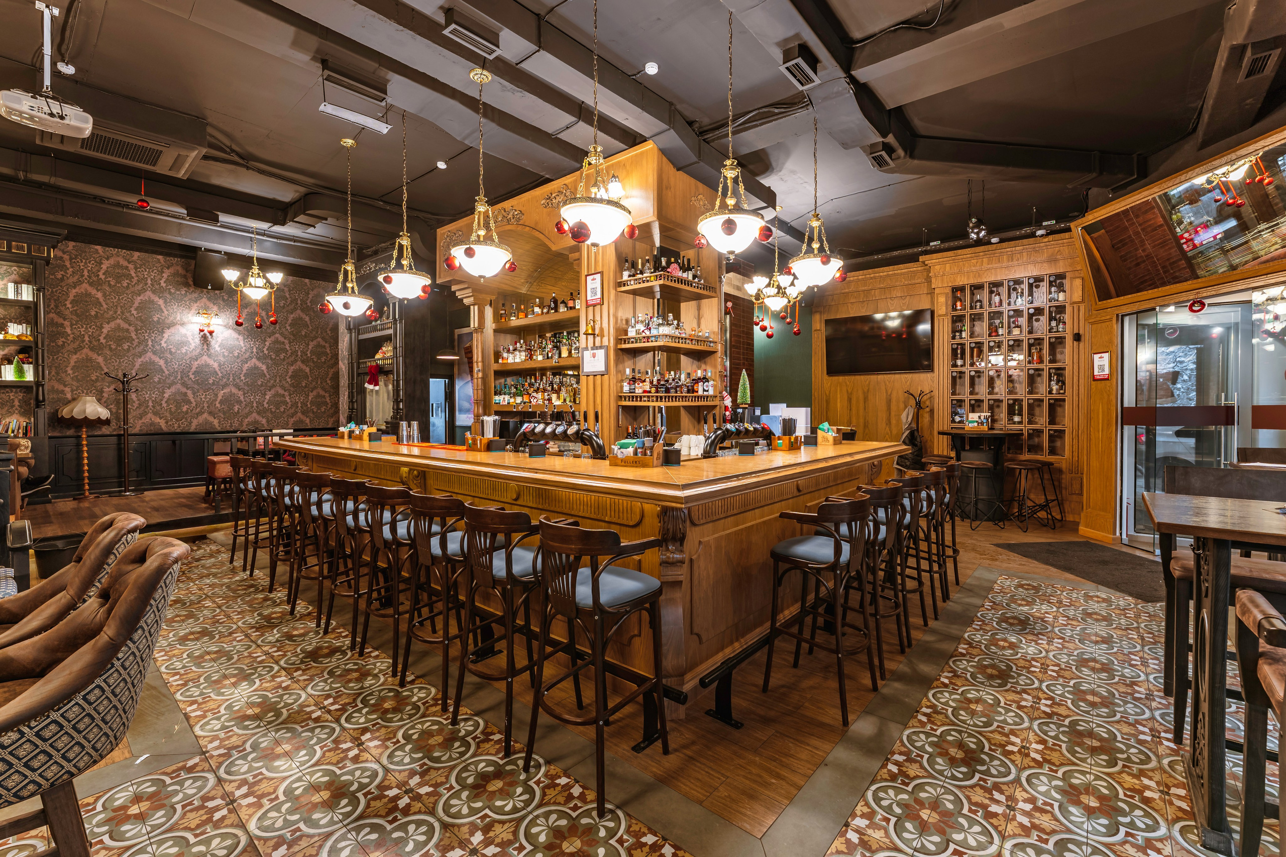 Алматы, Fuller's Izumrud — небольшой уютный паб в тихом районе, декабрь 2025. Интерьерный фотограф Алматы