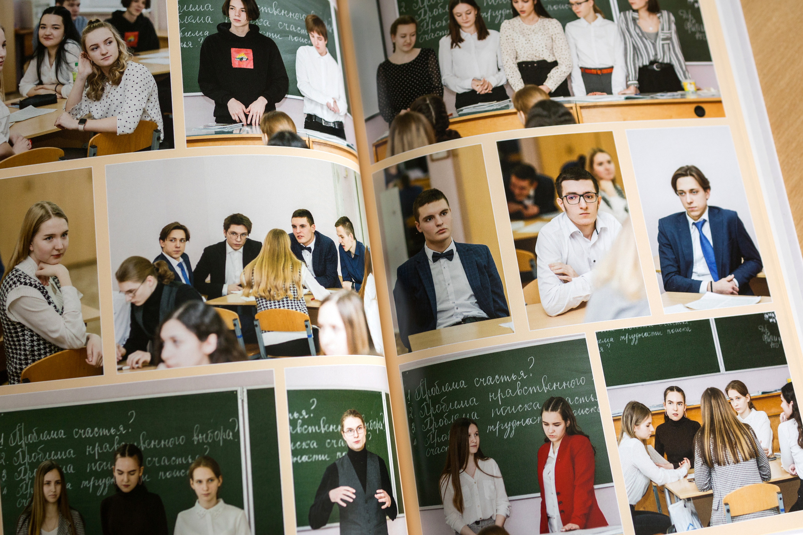 Примеры страниц выпускного альбома с фотографиями учеников на уроках