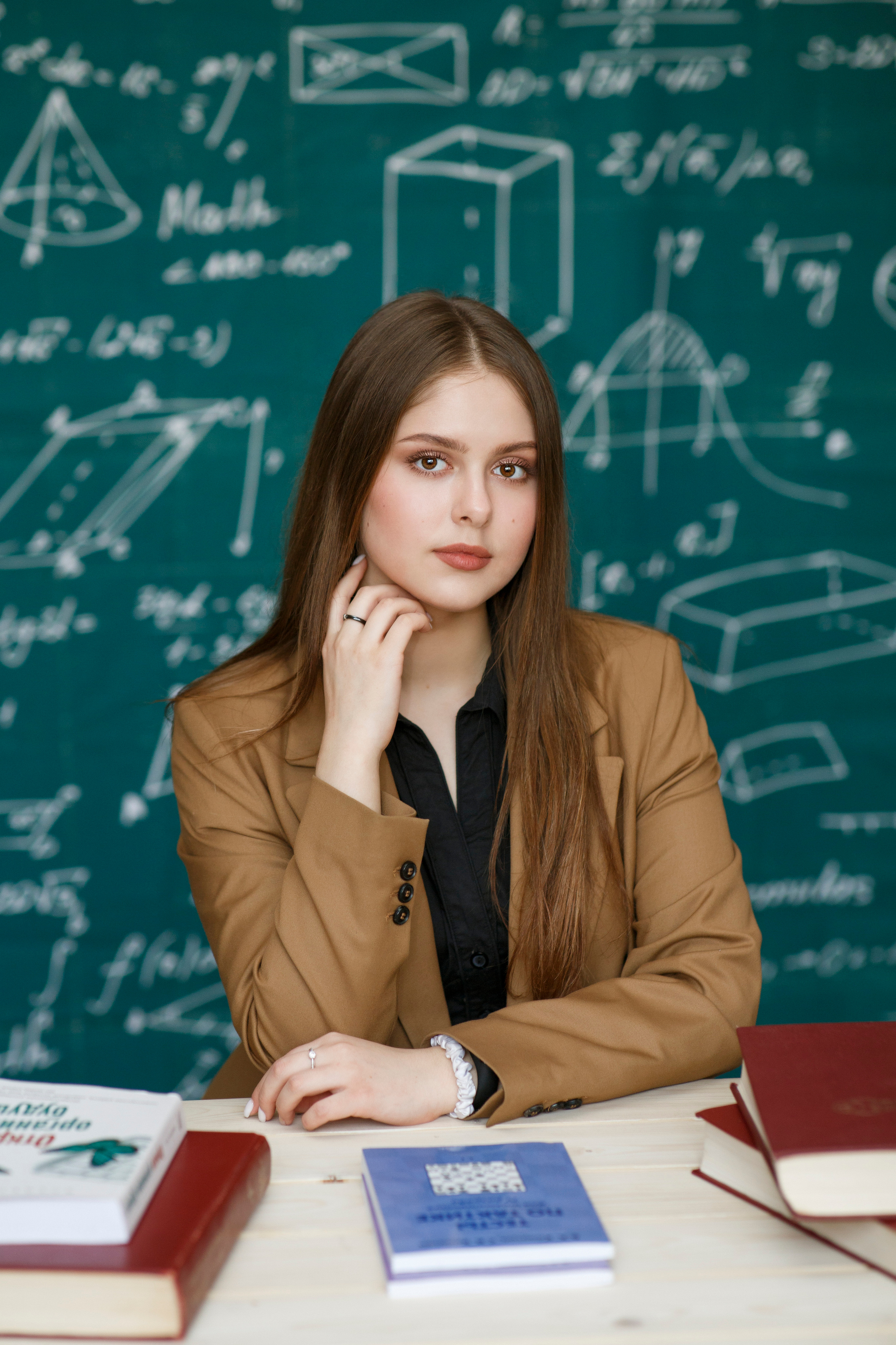 Портрет ученицы на фоне доски с математическими формулами