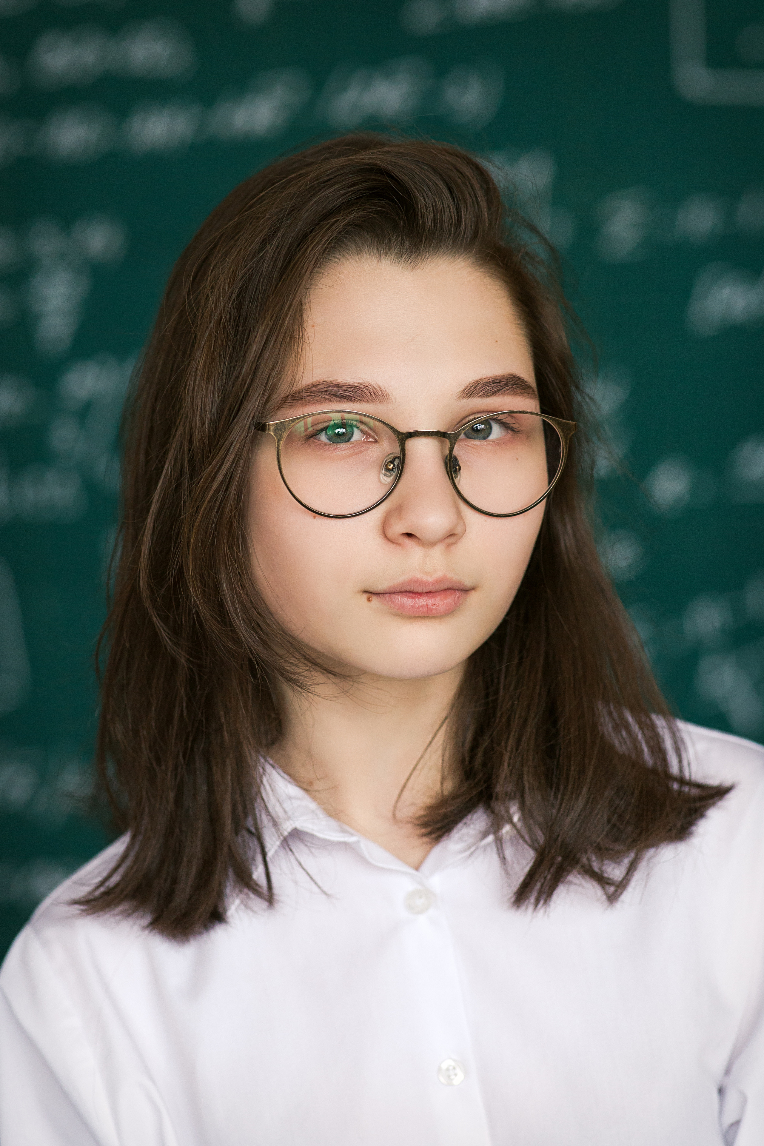 Крупный портрет школьницы 