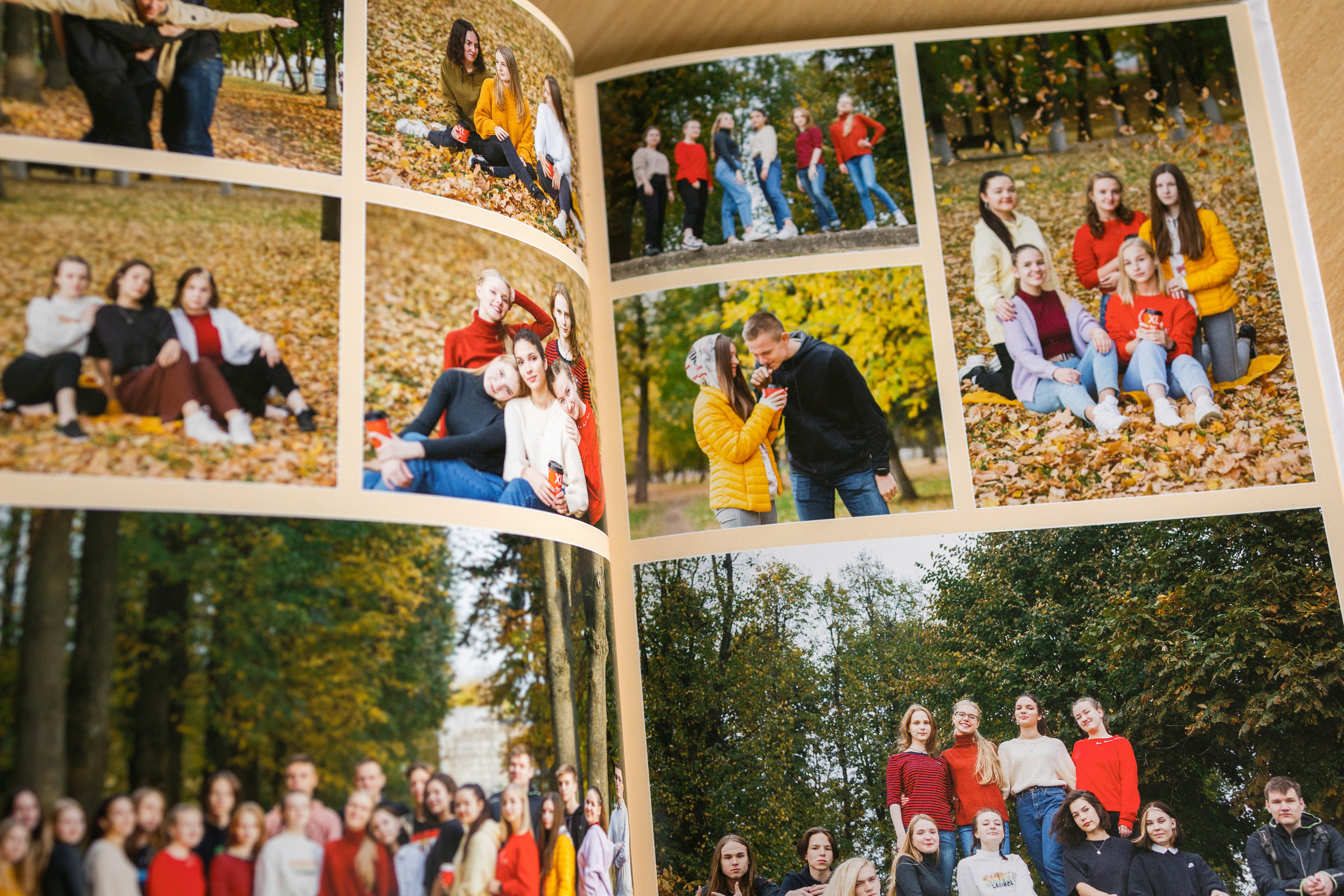 Примеры страниц выпускной фотокниги с фотографиями осенней прогулки класса на набережной