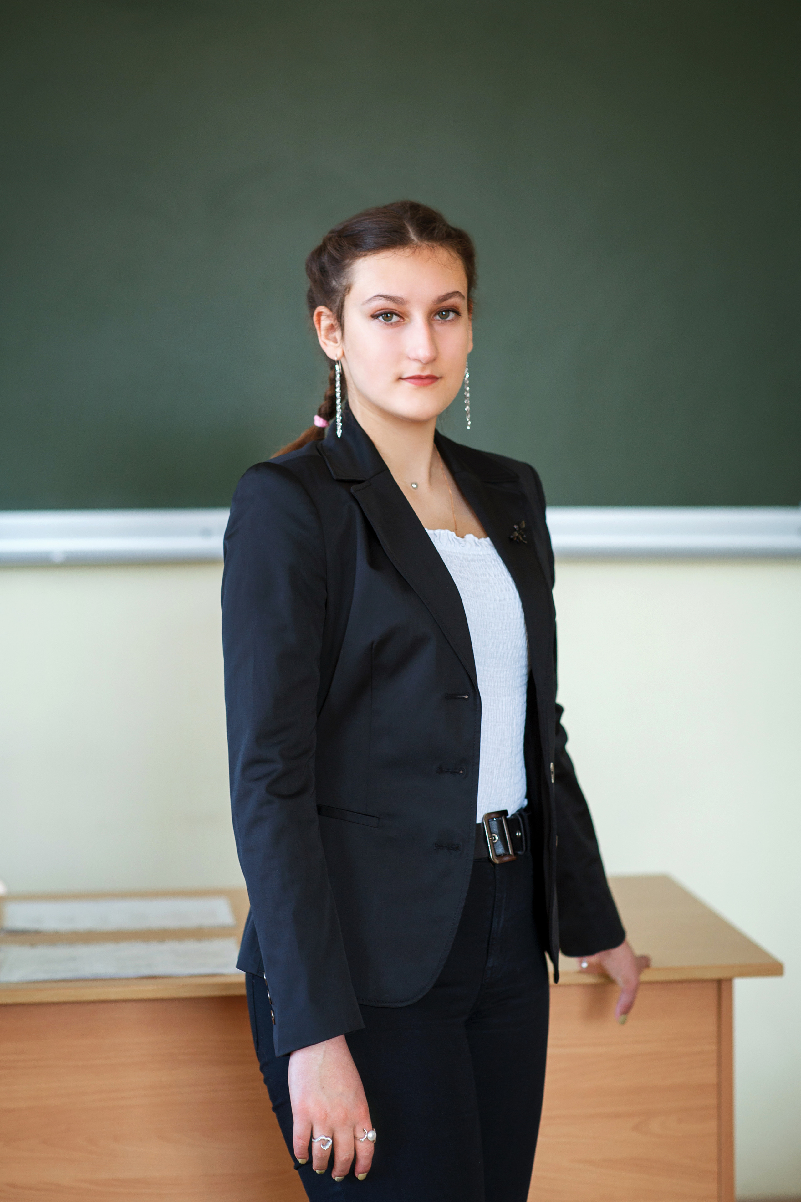 Портрет выпускницы три четверти