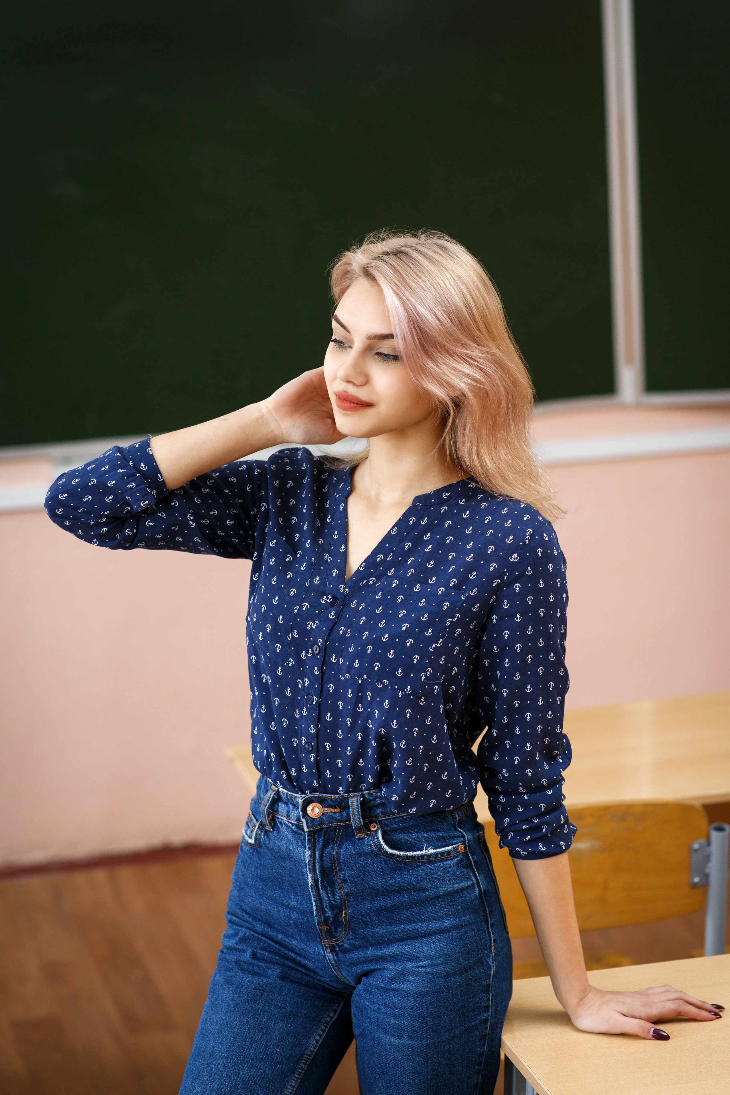 Портрет выпускницы, которая не смотрит в кадр