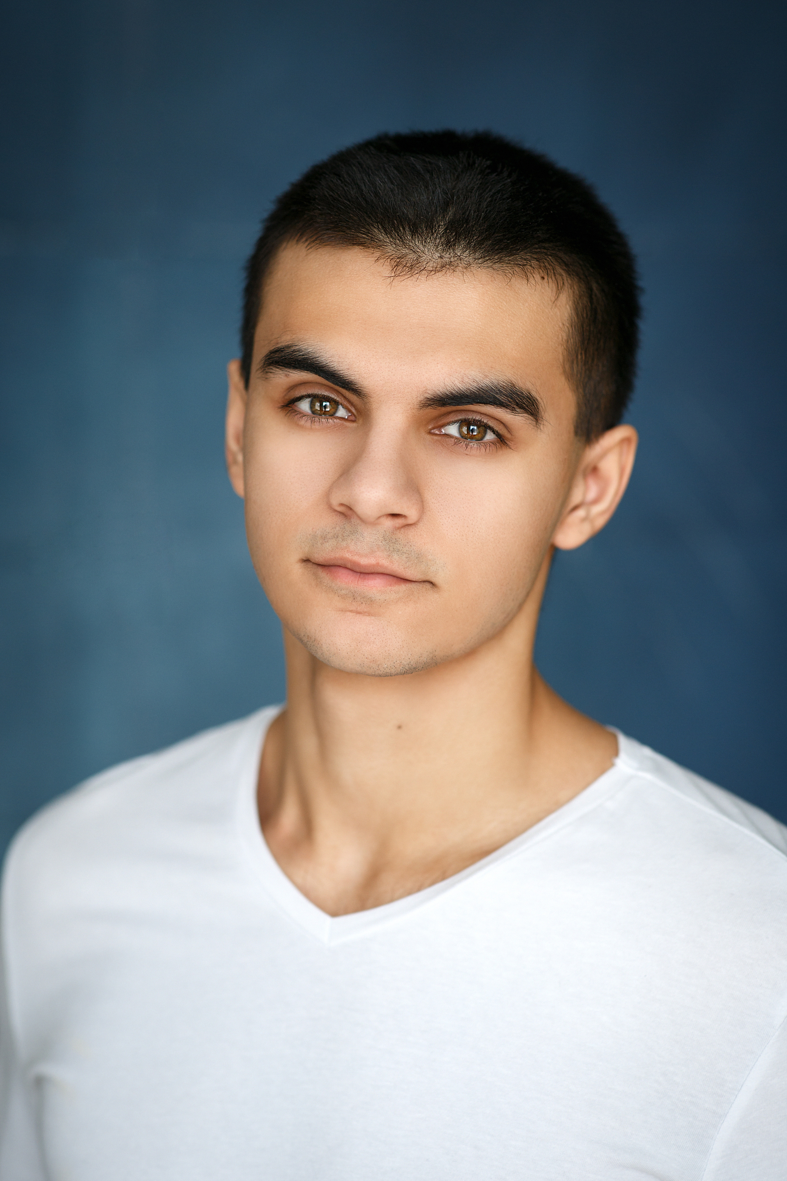 Портрет ученика на синем фоне