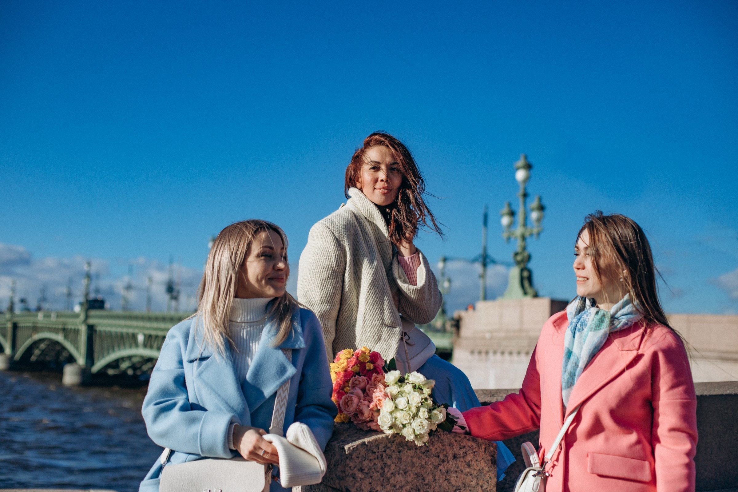 Анастасия с подругами в апреле. Фотопрогулка в Петербурге. Индивидуальный и семейный фотограф в Санкт-Петербурге