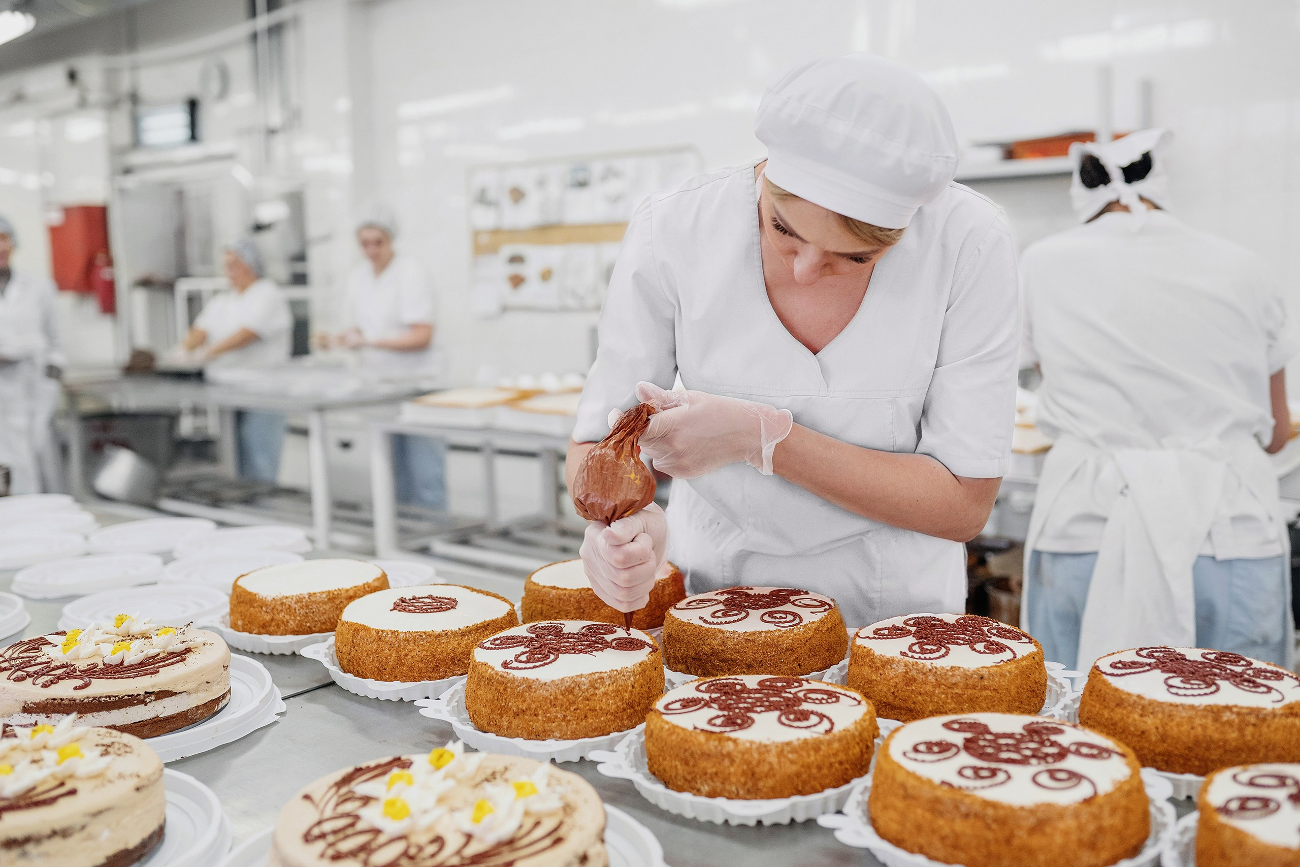 кондитер на производстве фото
