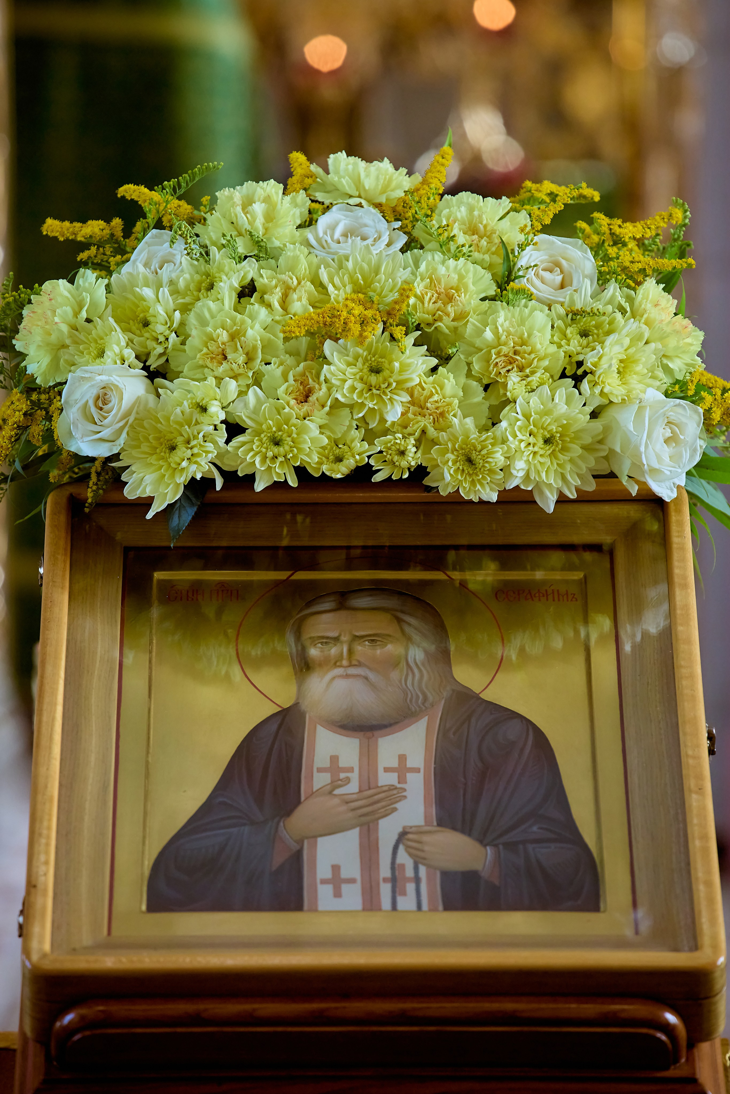 Праздничная икона Святого Преподобного Серафима Саровского с украшением в Храме г. Дзержинск фото Николая Голованова