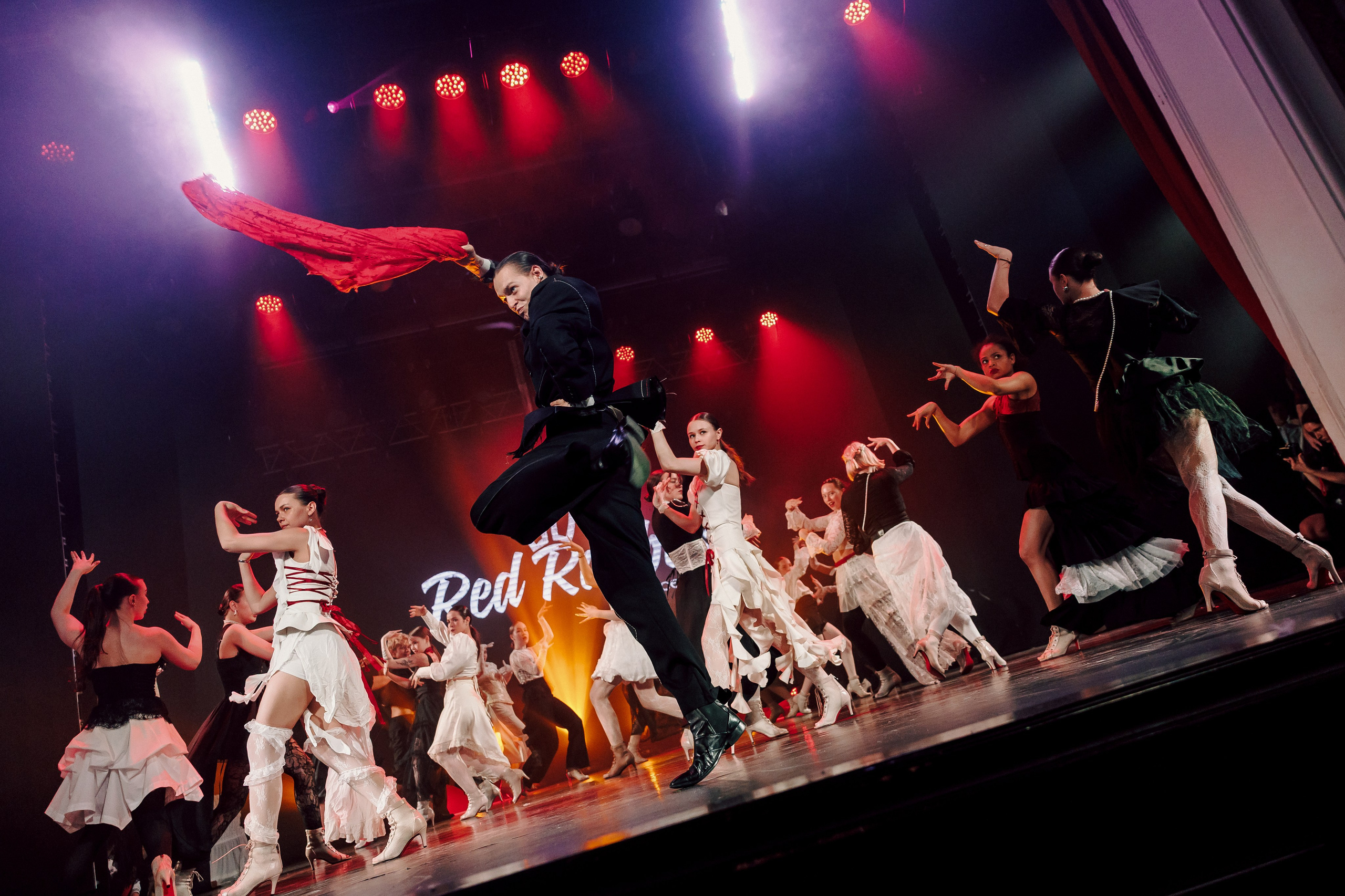 Отчётный концерт танцевальной школы «Red Rabbits» 2025. Лёшка Варзегов — фотограф