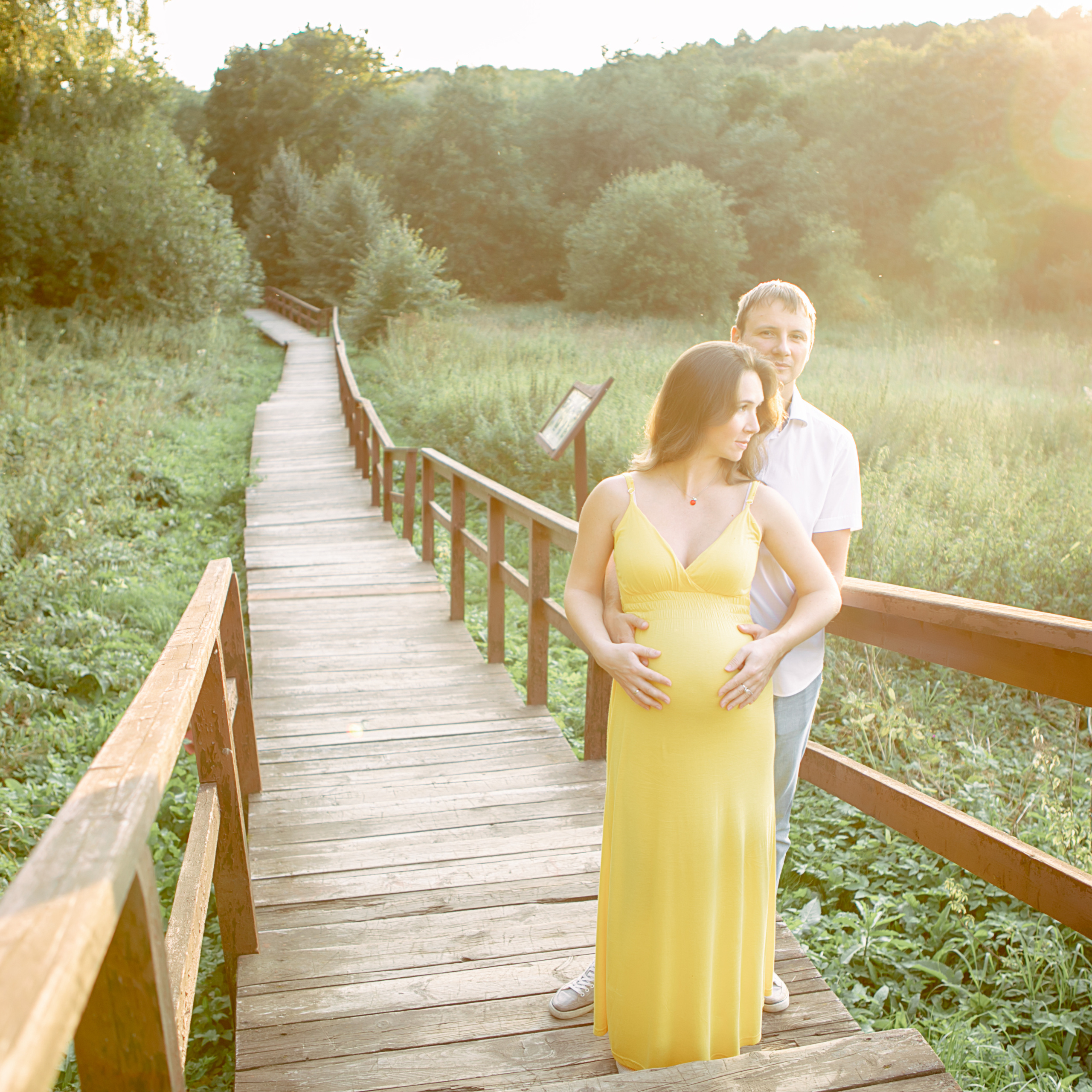 Красивая беременная девушка в поле. Лена Крутова. Фотограф в Москве