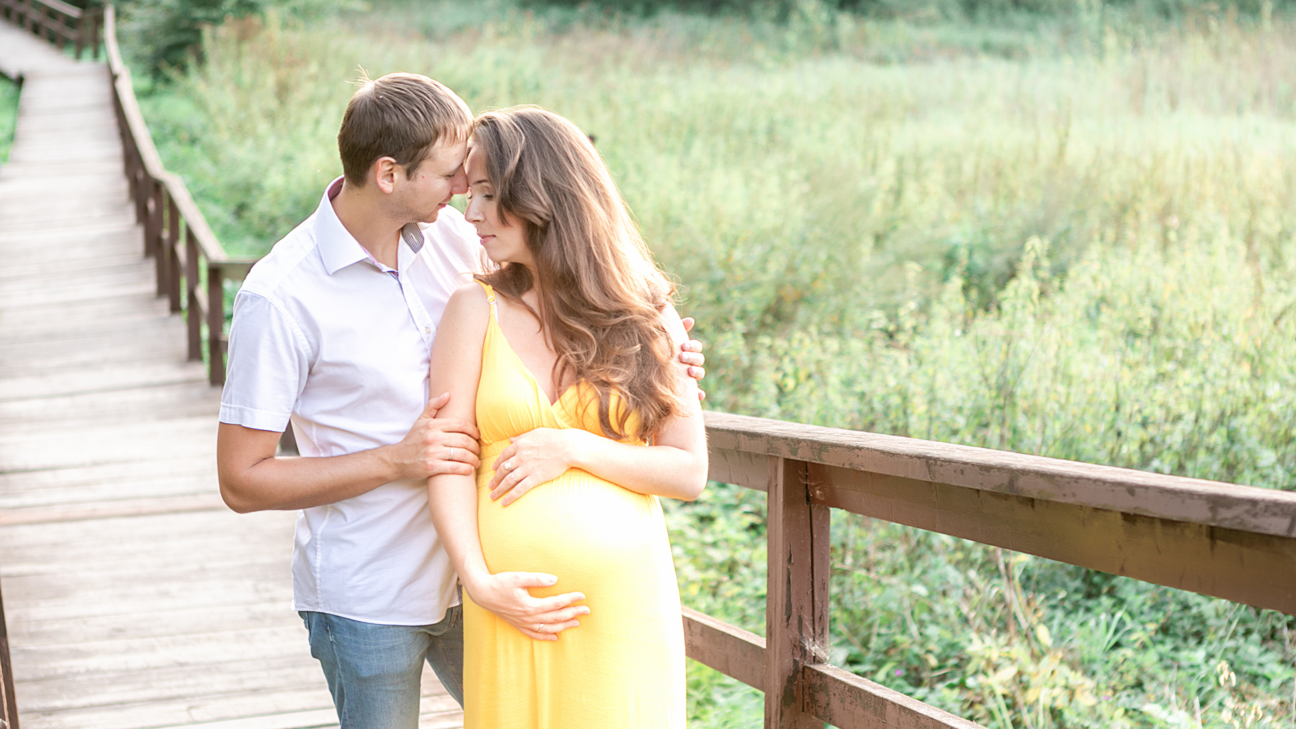 Красивая беременная девушка в поле. Лена Крутова. Фотограф в Москве