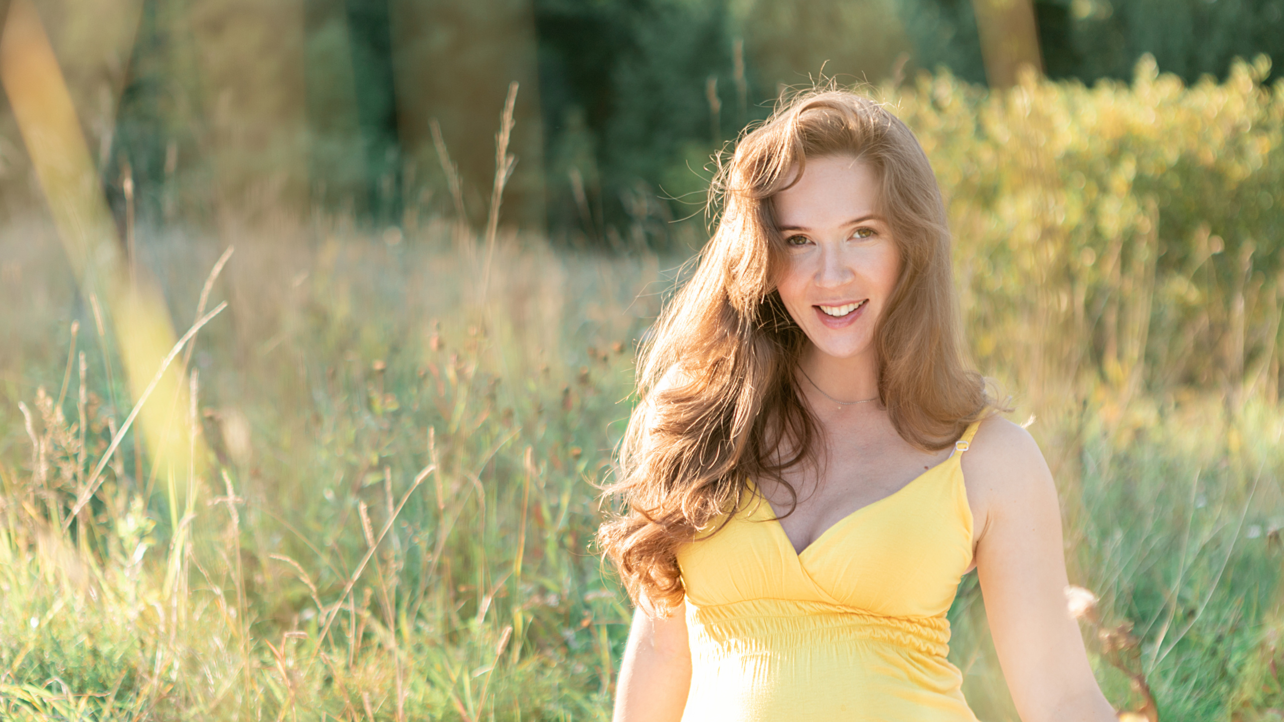 Красивая беременная девушка в поле. Лена Крутова. Фотограф в Москве