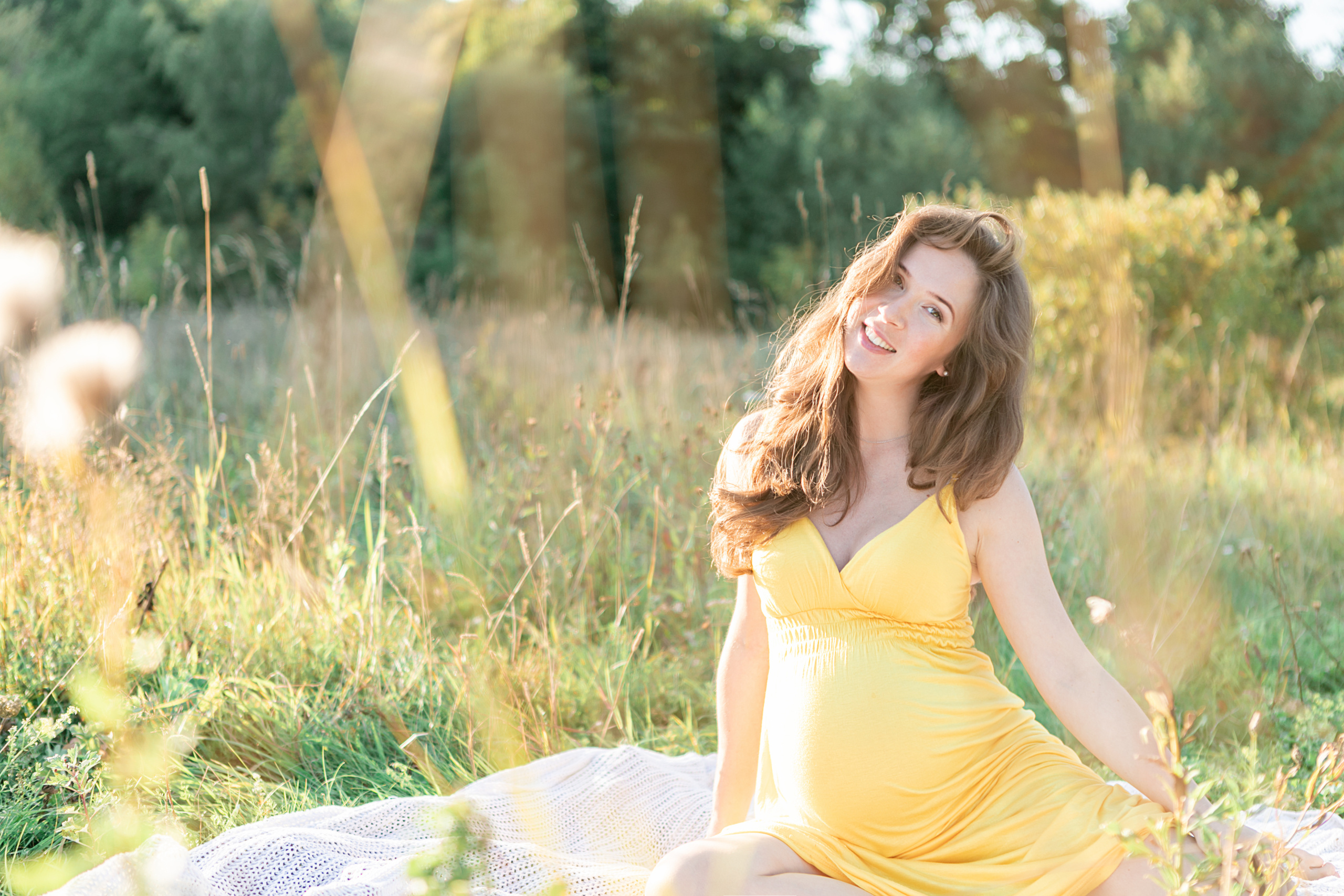 Красивая беременная девушка в поле. Лена Крутова. Фотограф в Москве