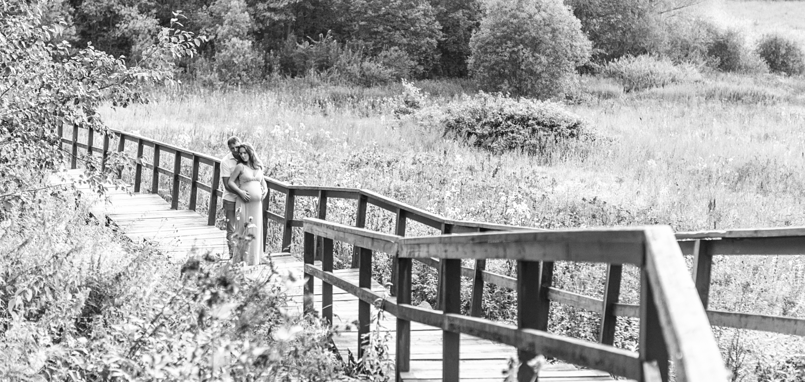 Красивая беременная девушка в поле. Лена Крутова. Фотограф в Москве