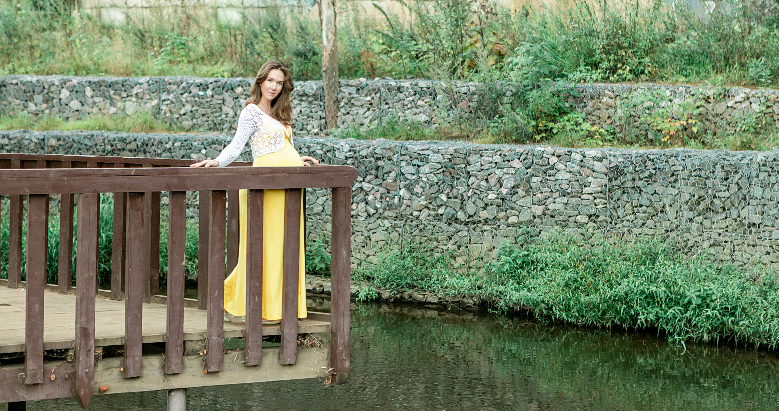 Красивая беременная девушка в поле. Лена Крутова. Фотограф в Москве