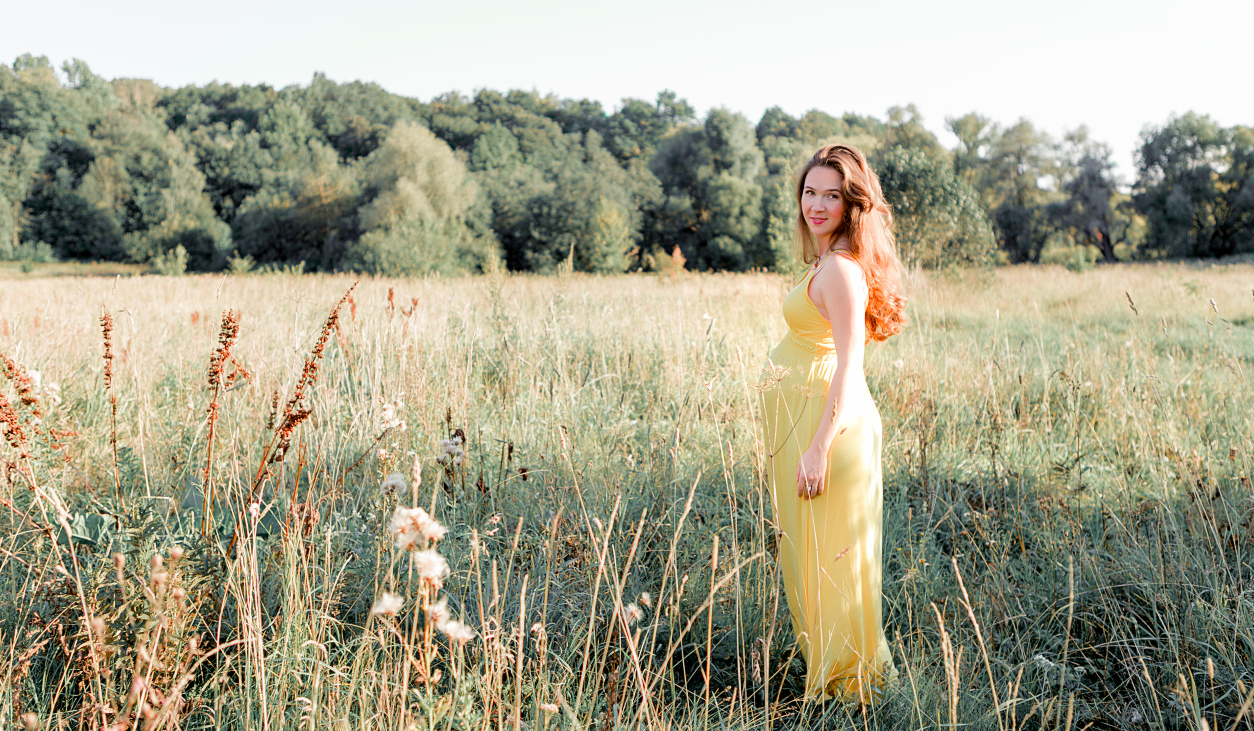 Красивая беременная девушка в поле. Лена Крутова. Фотограф в Москве