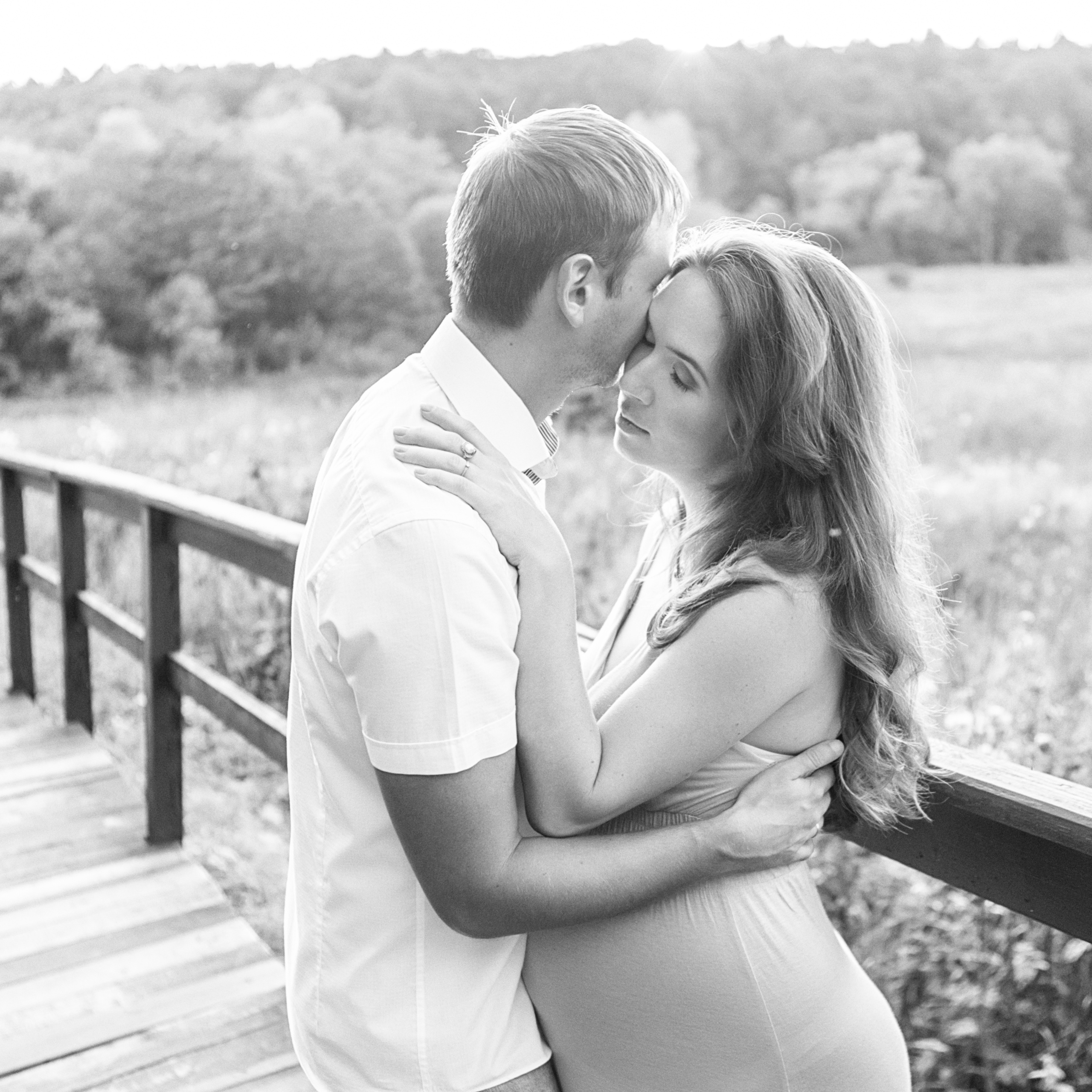 Красивая беременная девушка в поле. Лена Крутова. Фотограф в Москве