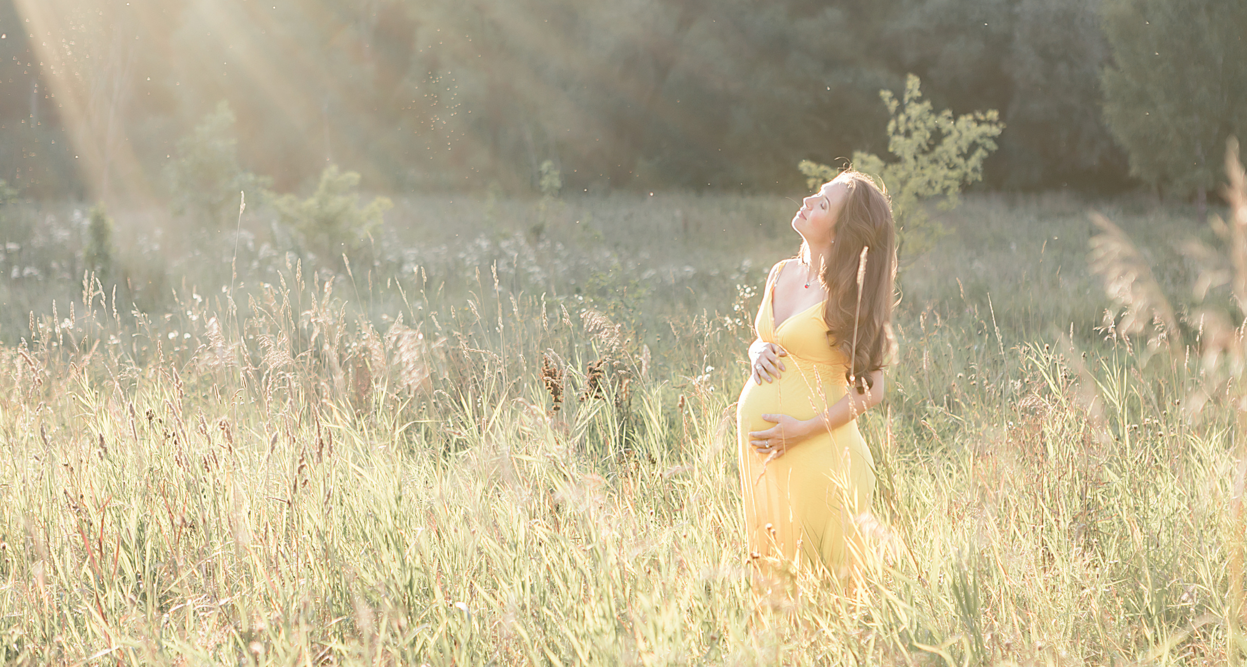 Красивая беременная девушка в поле. Лена Крутова. Фотограф в Москве