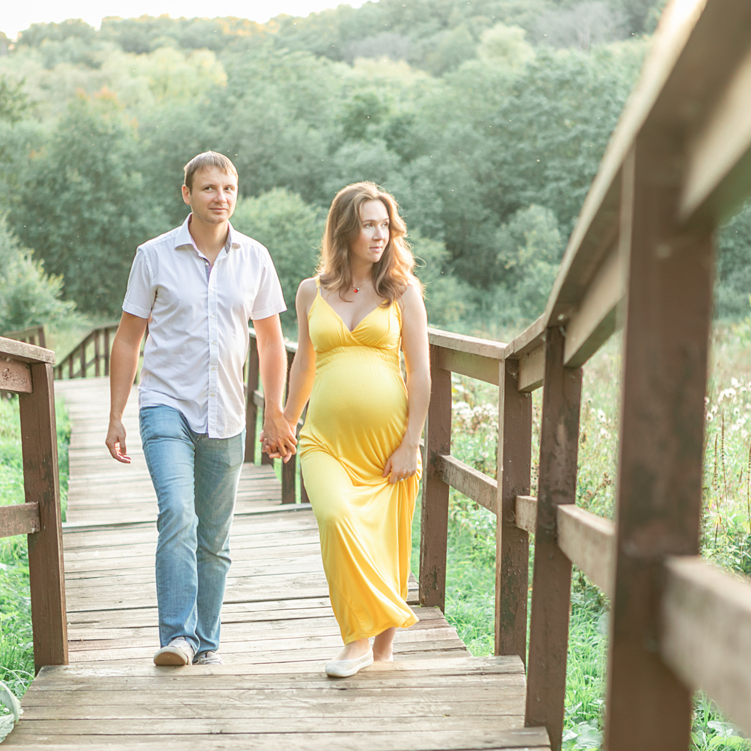 Красивая беременная девушка в поле. Лена Крутова. Фотограф в Москве