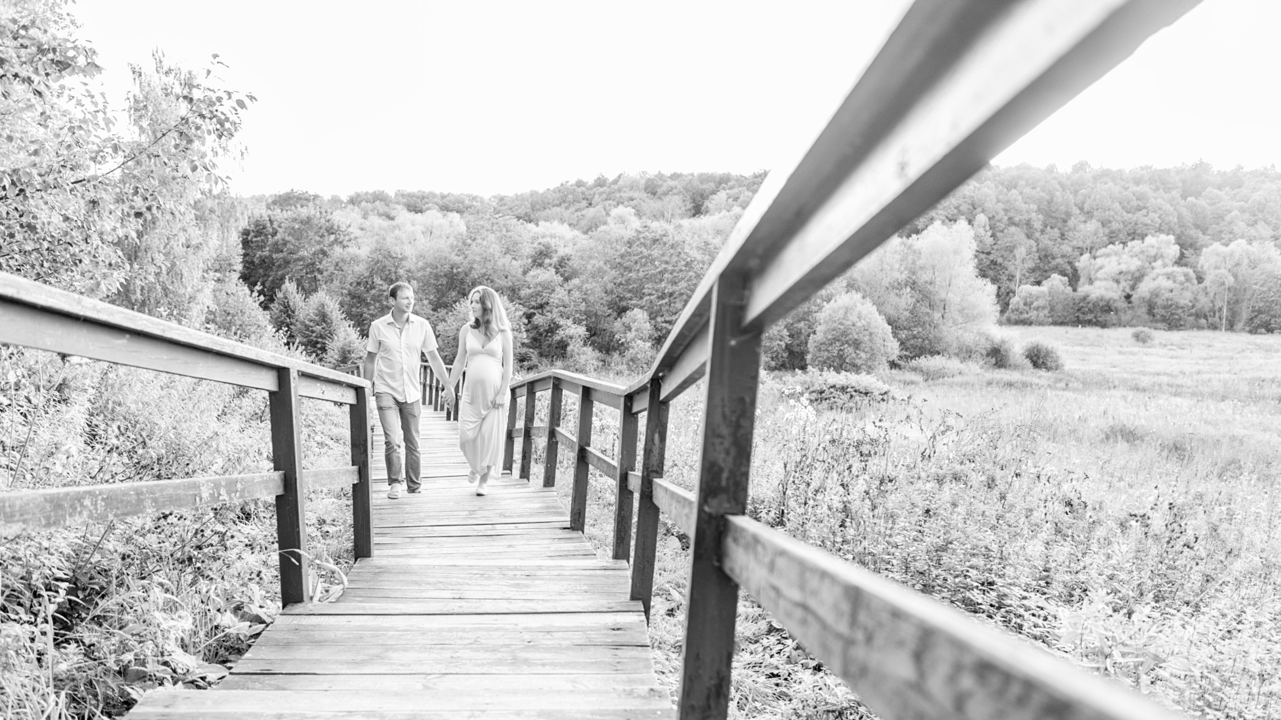 Красивая беременная девушка в поле. Лена Крутова. Фотограф в Москве