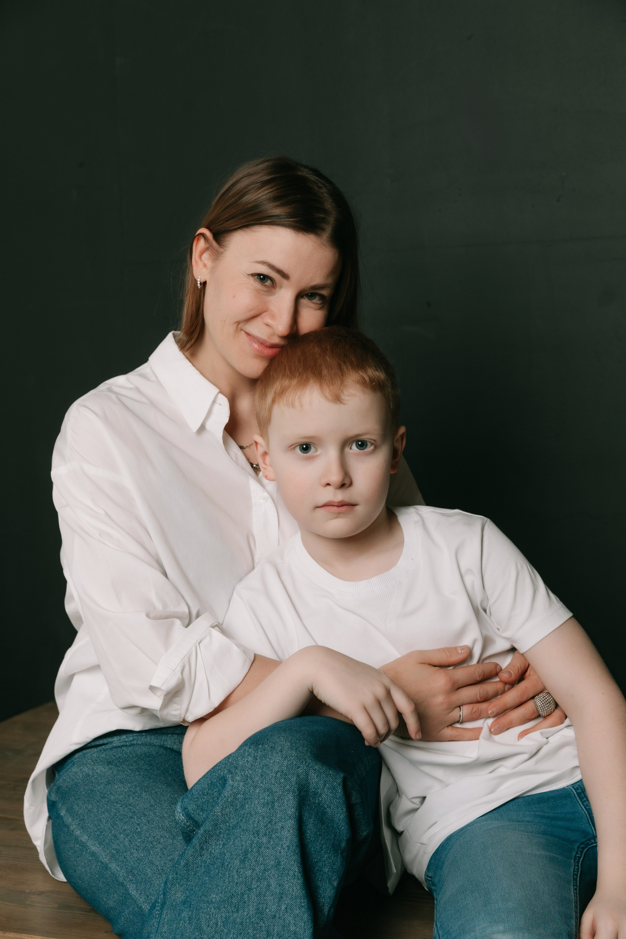 мама с сыном в белых футболках, семейный фотограф СПБ