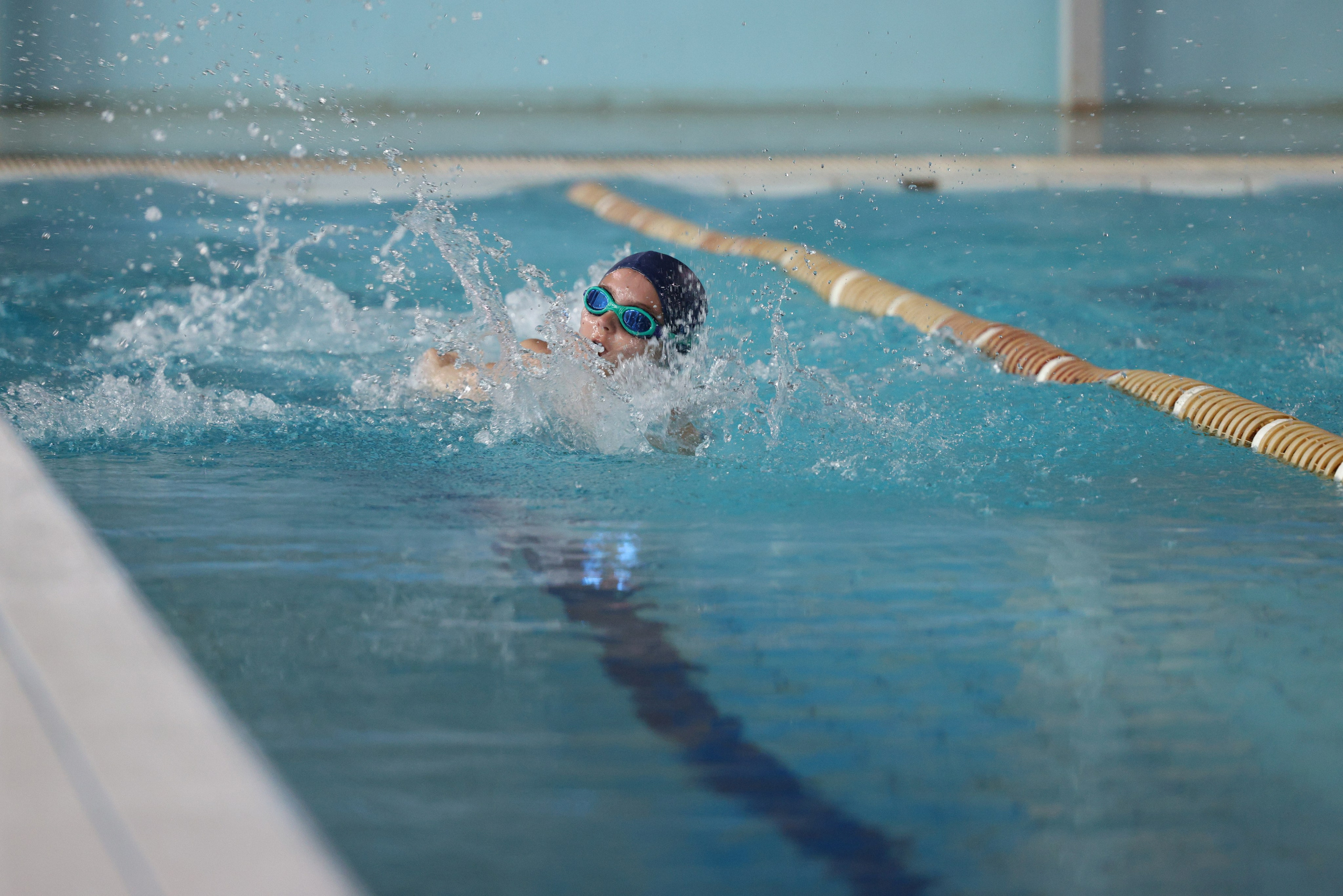 Веселый дельфин. Плавание. Дети 8-9 лет. Фотограф Александр Заломаев