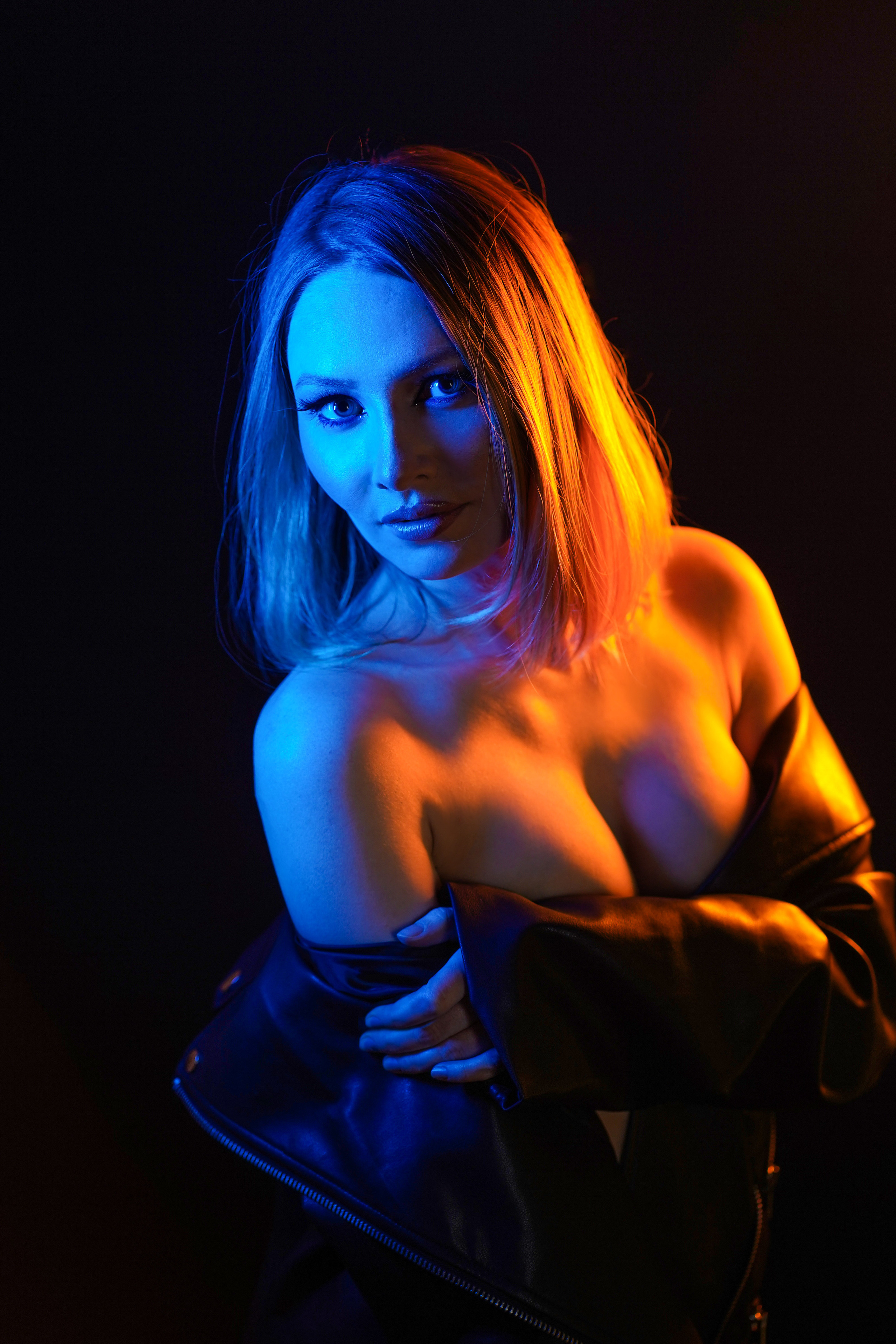 Фотосессия в стиле Ню с цветным светом, портупея девушки, обнаженный портрет, веб кам модели