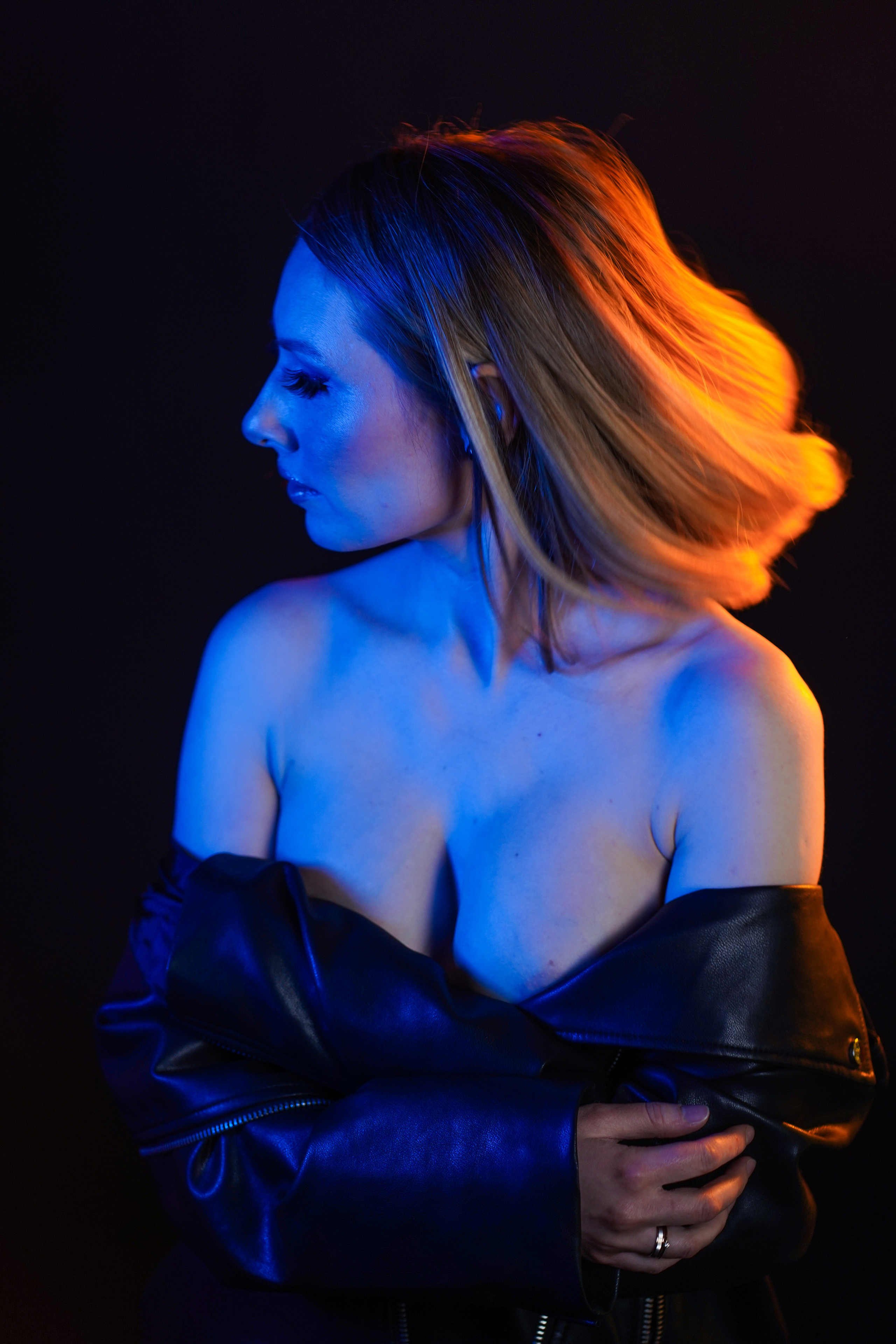 Фотосессия в стиле Ню с цветным светом, портупея девушки, обнаженный портрет, веб кам модели