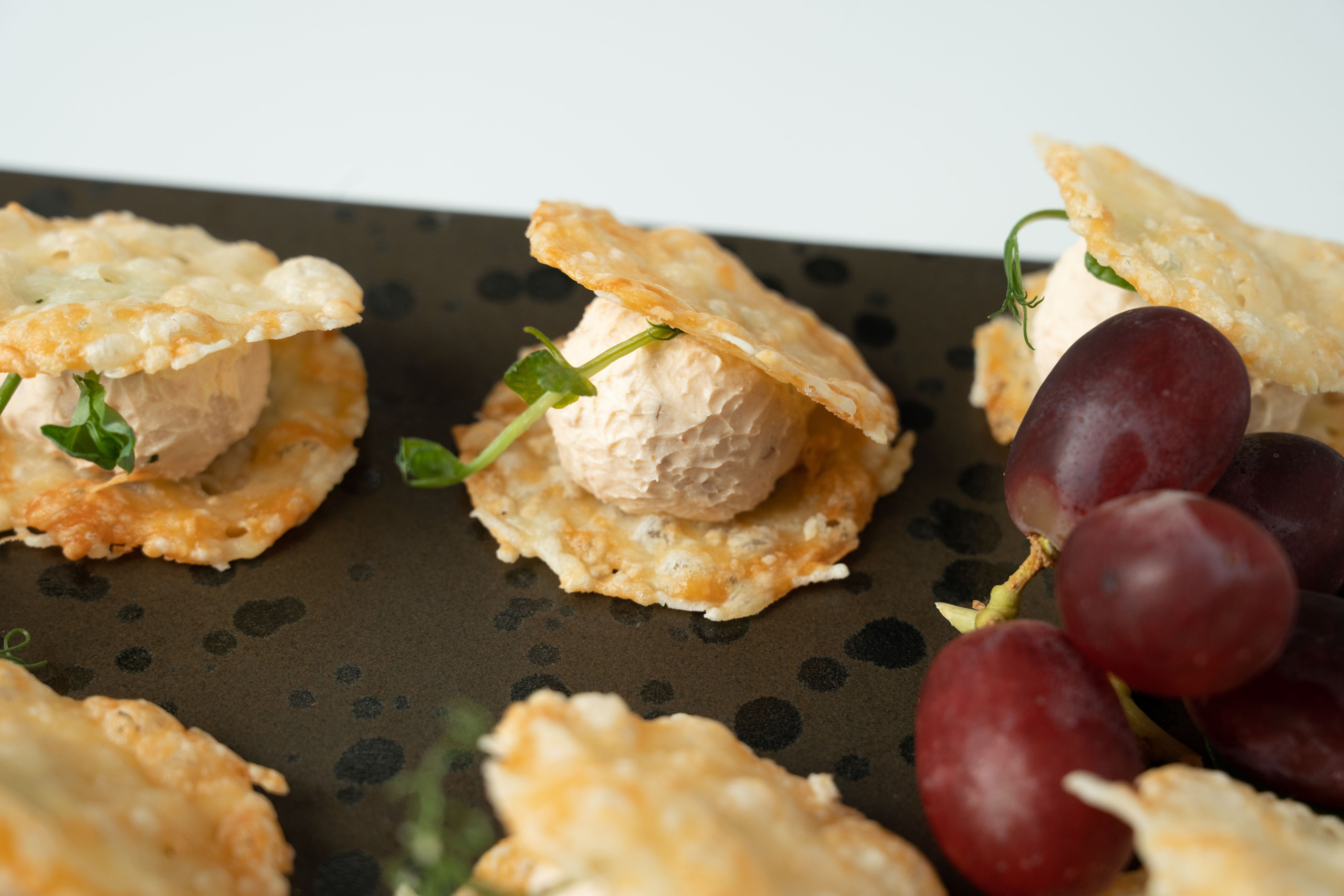 Кейтеринг  — фуд-фотография: Ассорти закусок на подносе