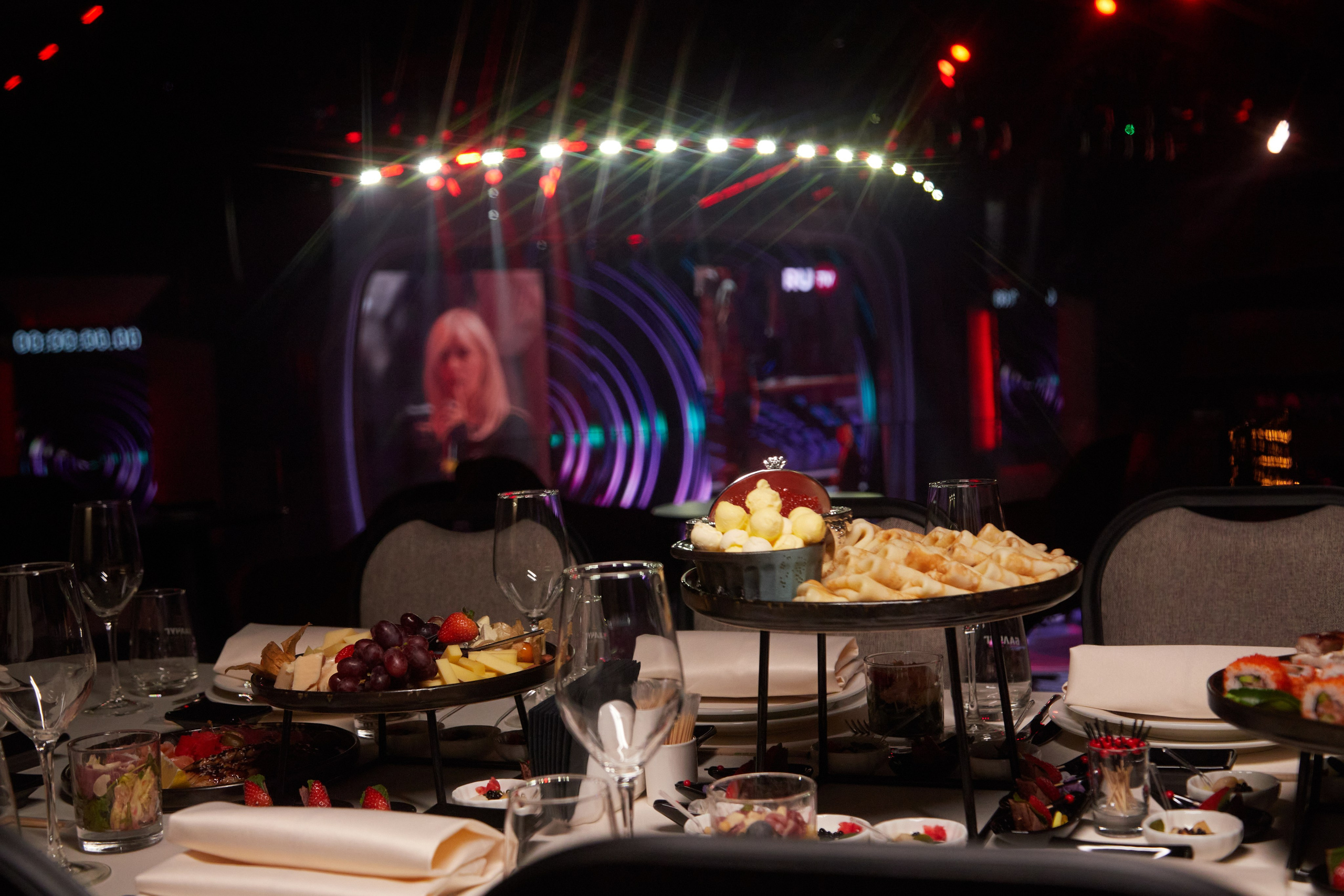 Кейтеринг  — фуд-фотография: Общий вид стола с закусками