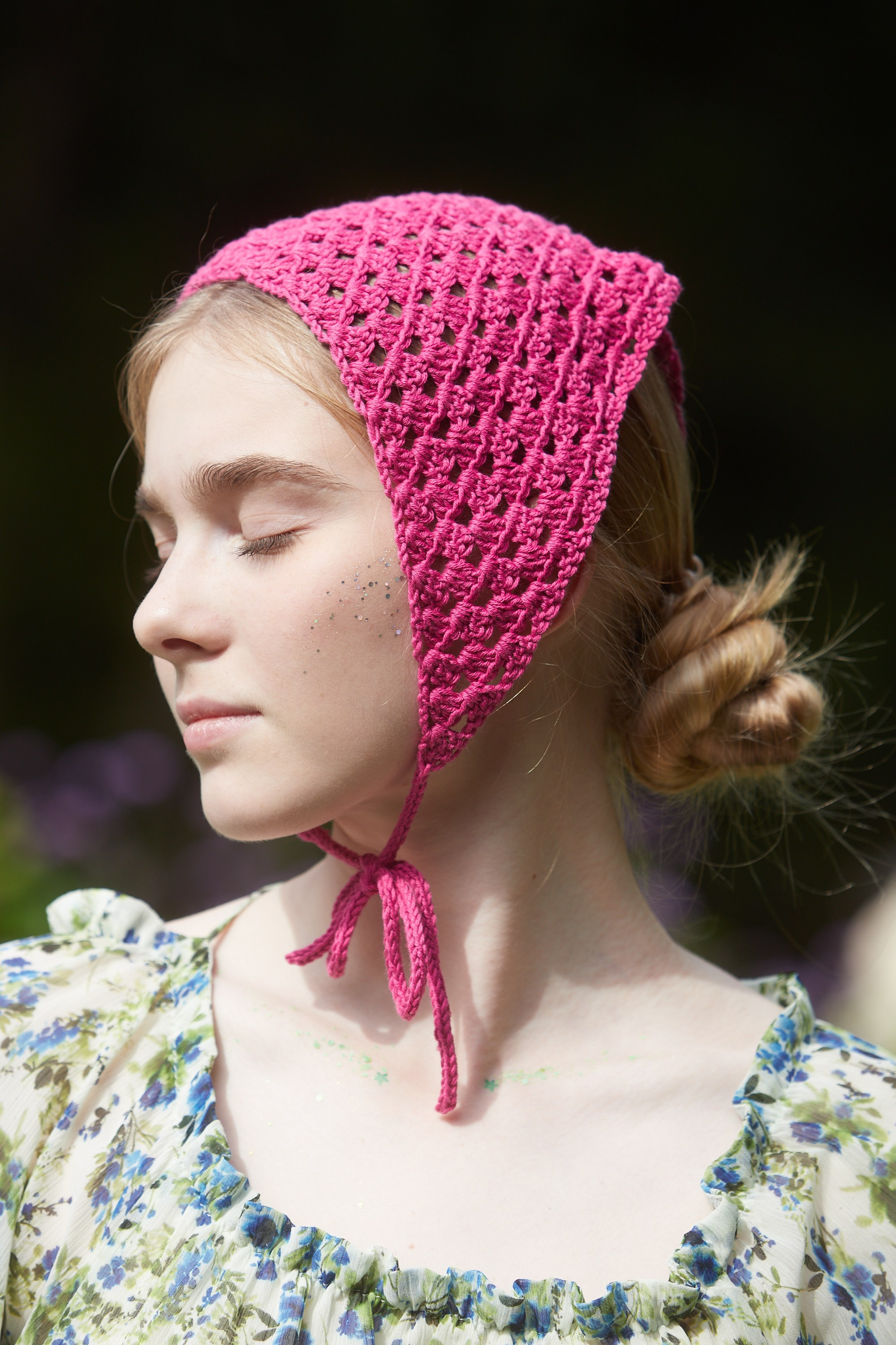 Фотосессия девушки в розовом вязаном платке.