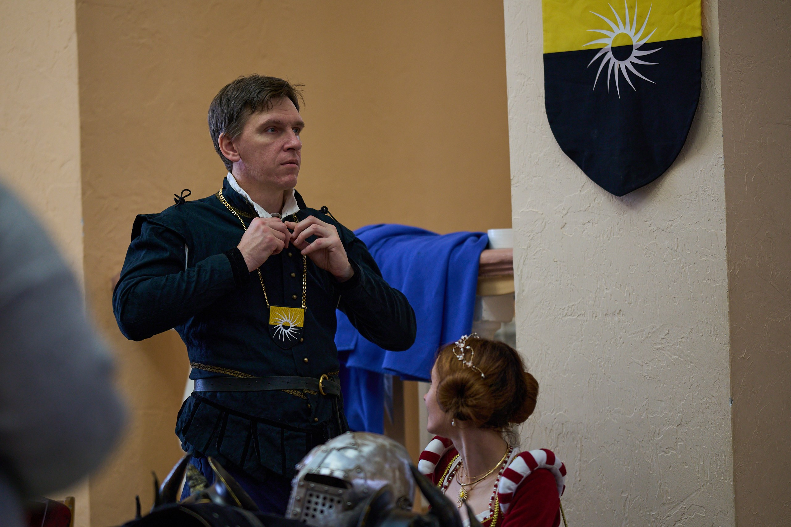 В прошлом году был имперским гвардейцем, теперь нильфгаардец. Крутые костюмы. И вербовал всех в реконы :) (Шутка.) Признаться, идея легально бить людей палками заманчива, но у меня, боюсь, нет столько свободного времени. Приглашение на Гвинт 2026 принимаю как фотограф.