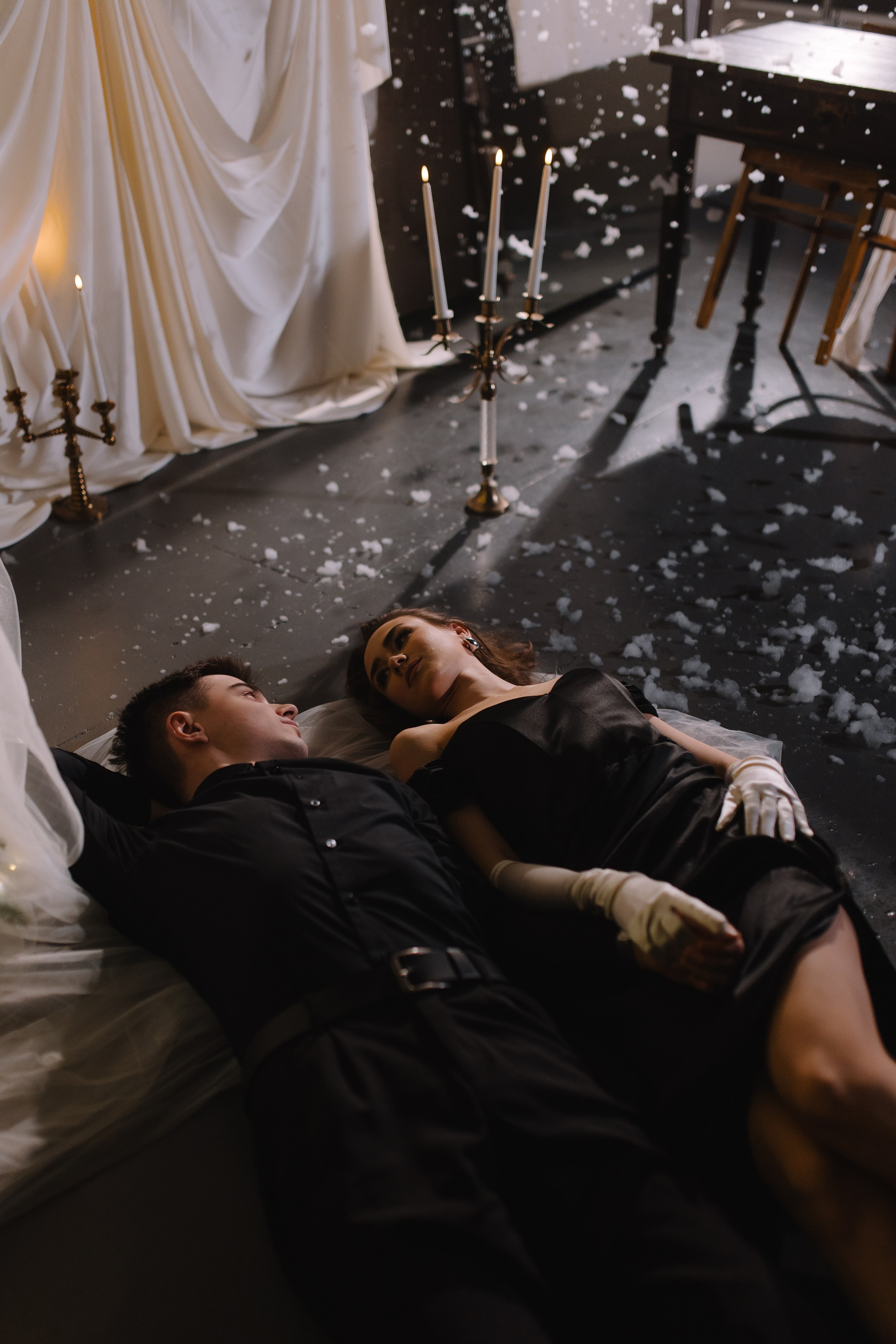 Зимняя фотосессия пары с падающим снегом при свечах. Фотограф и видеограф в Мурманске, Москве Екатерина Нечаева