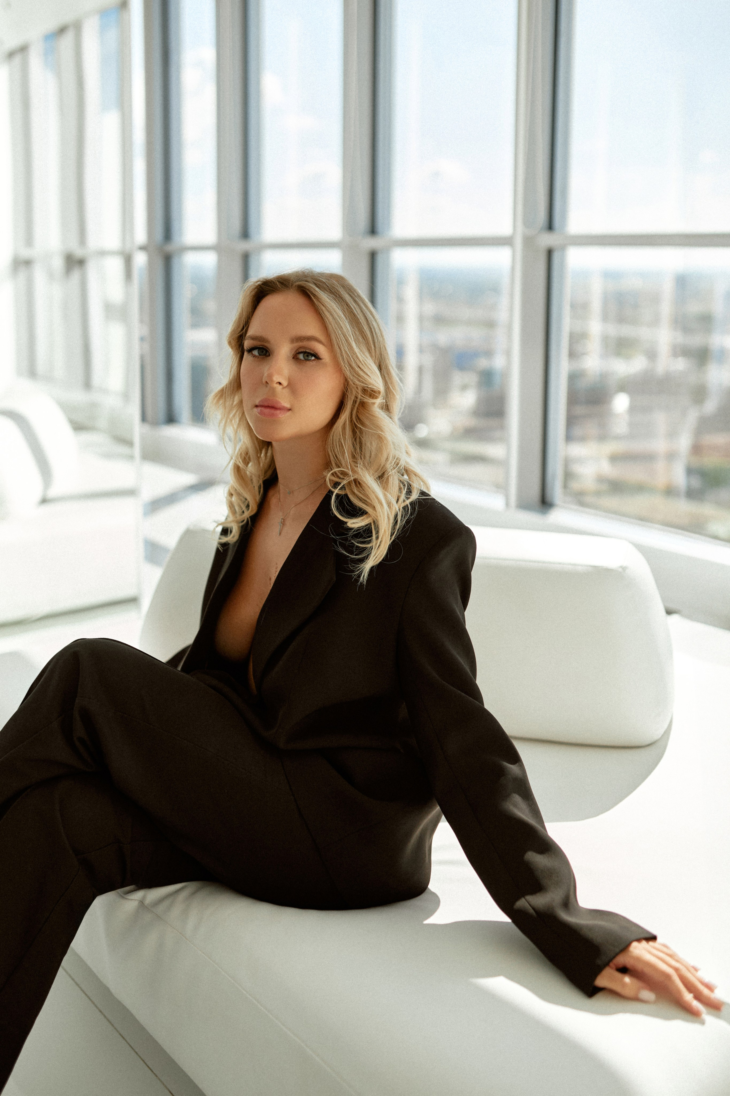 Профессиональная фотосессия в студии с красивым видом на город. Сестры Карабаза. Фотографы и ретушеры в Москве и Санкт-Петербурге