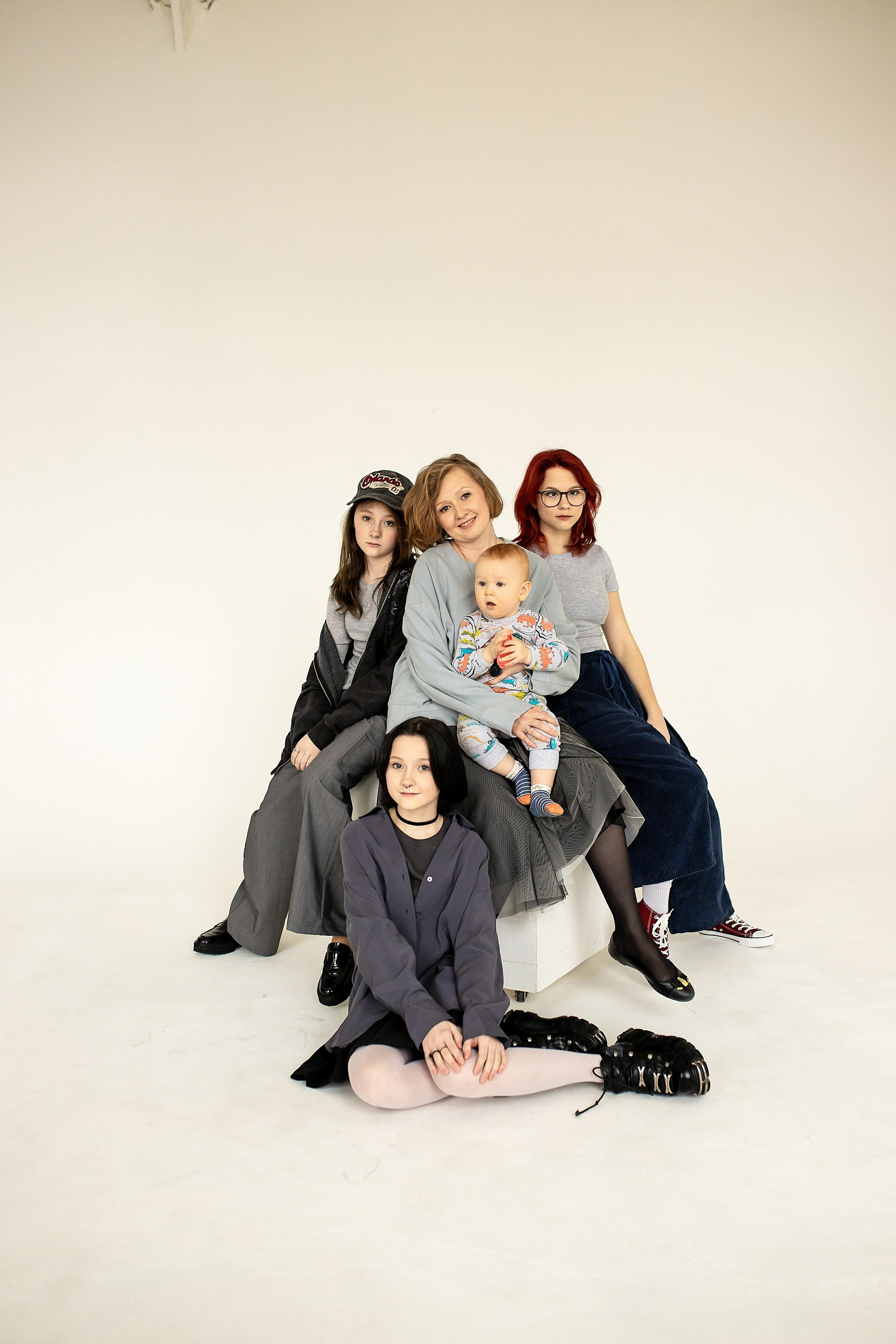 Семейная фотосессия на циклораме с естественным светом. Фотограф в Железнодорожном и Балашихе