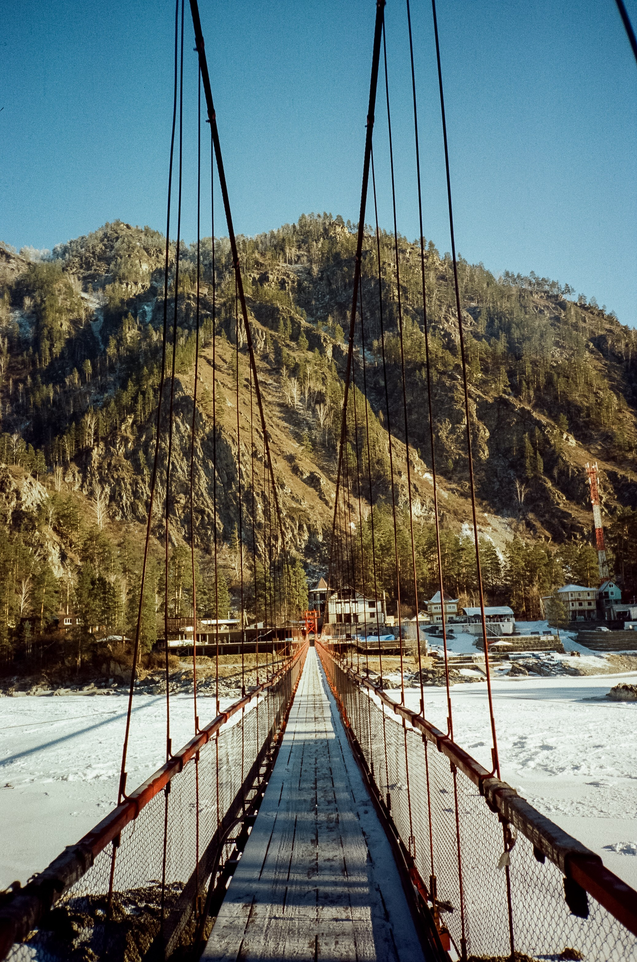 Подвесной мост Царская охота и база Белые скалы. Ледяная Катунь на сол. Фотограф-документалист Мария Осокина