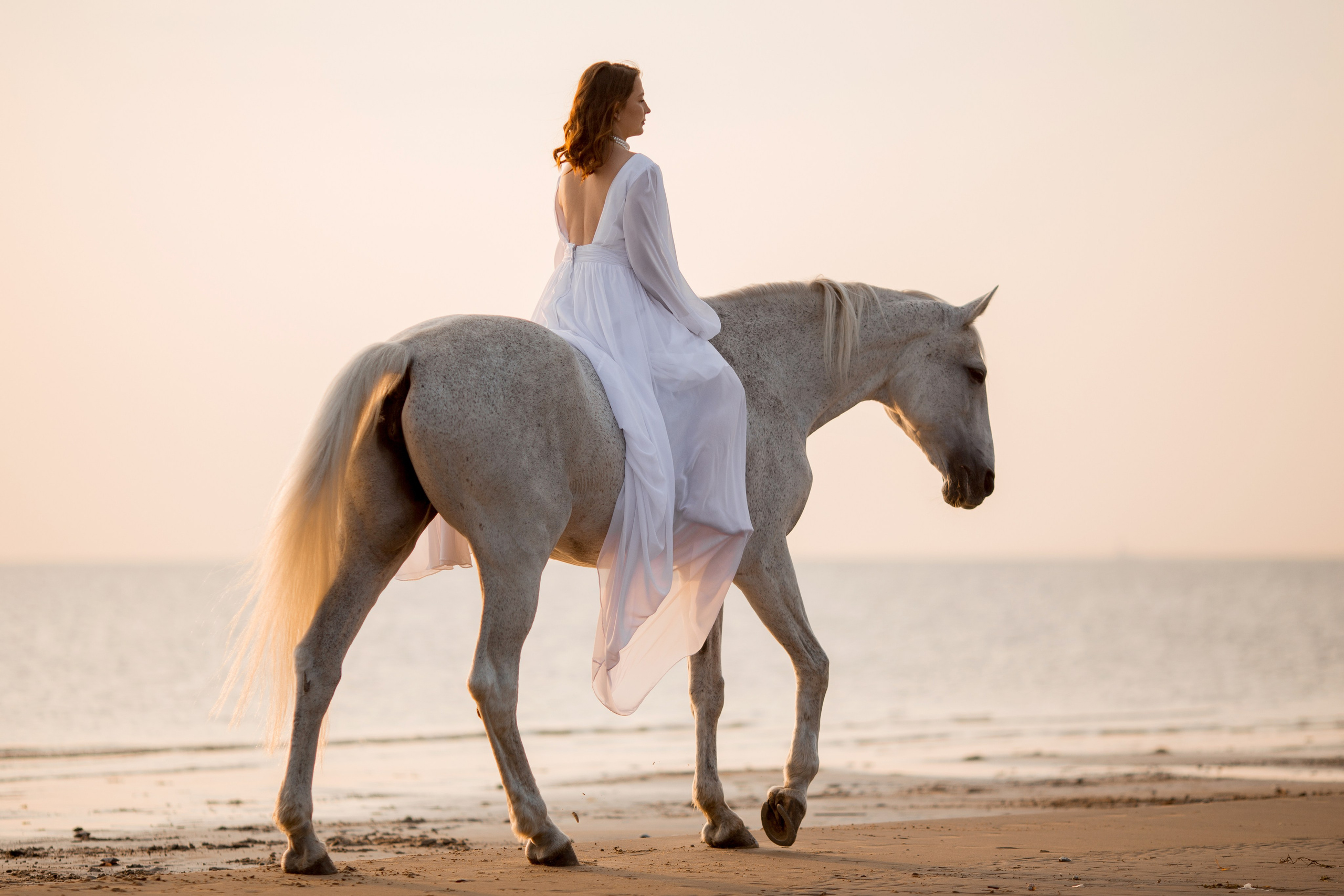 Фотосессия с лошадью в белом платье
